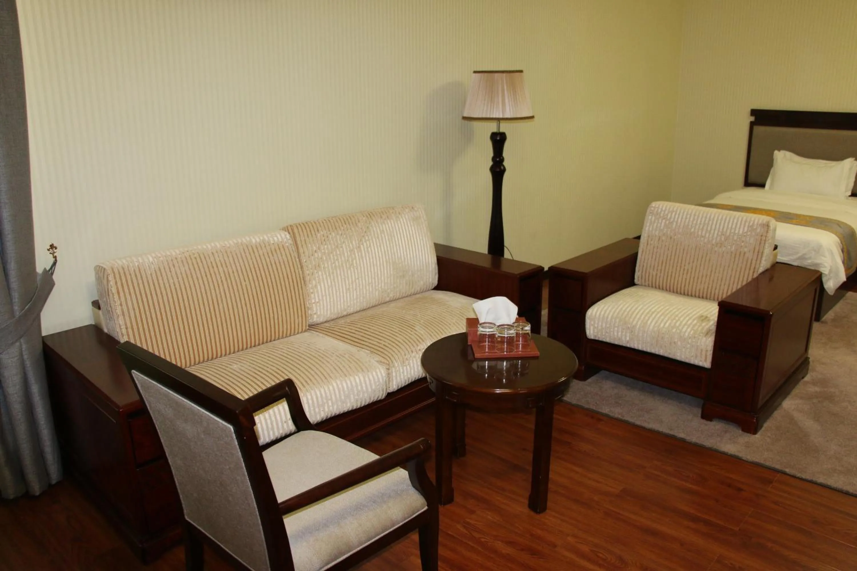 Photo of the whole room in Zargaron Plaza