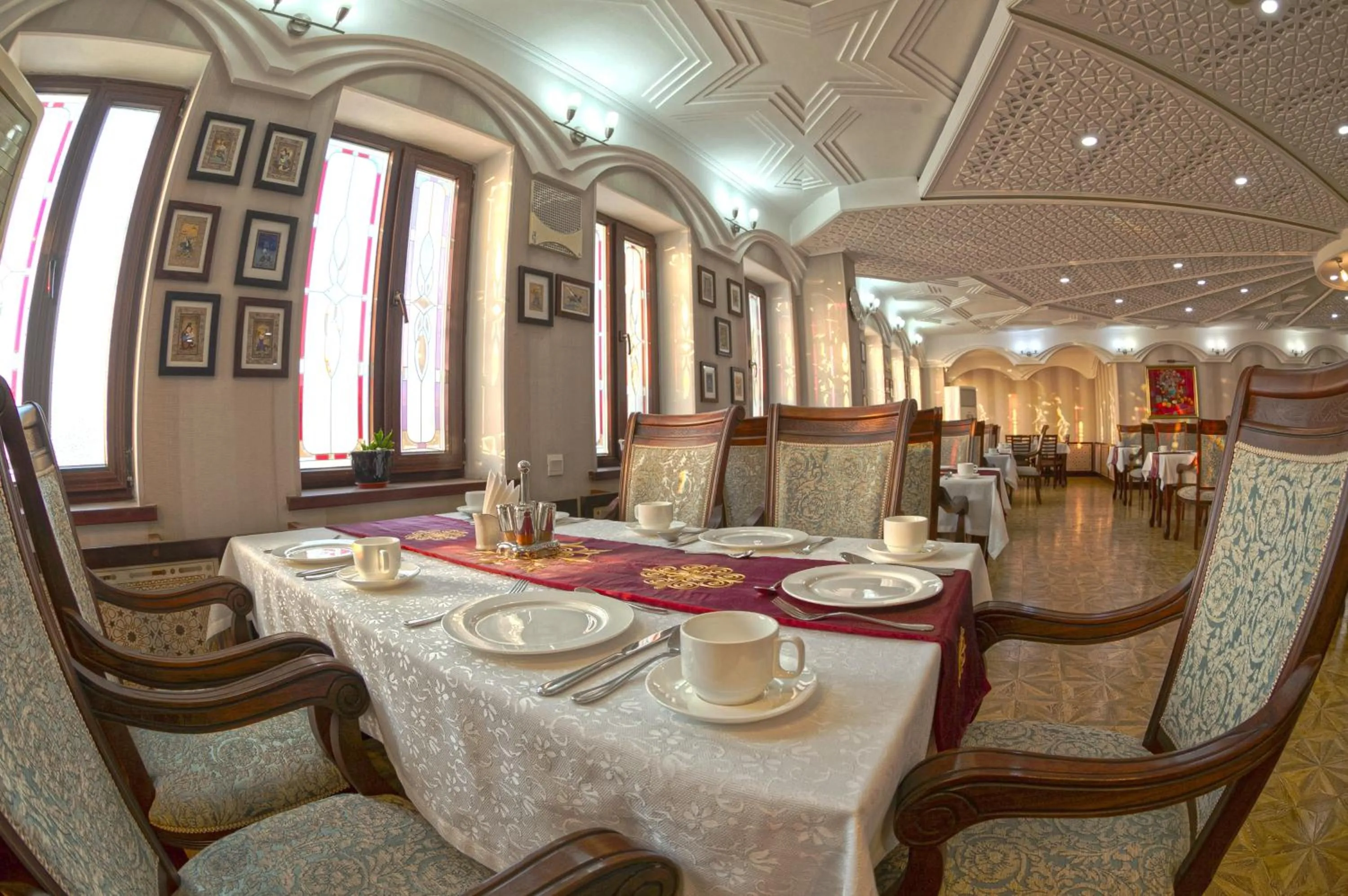 Restaurant/places to eat in Zargaron Plaza