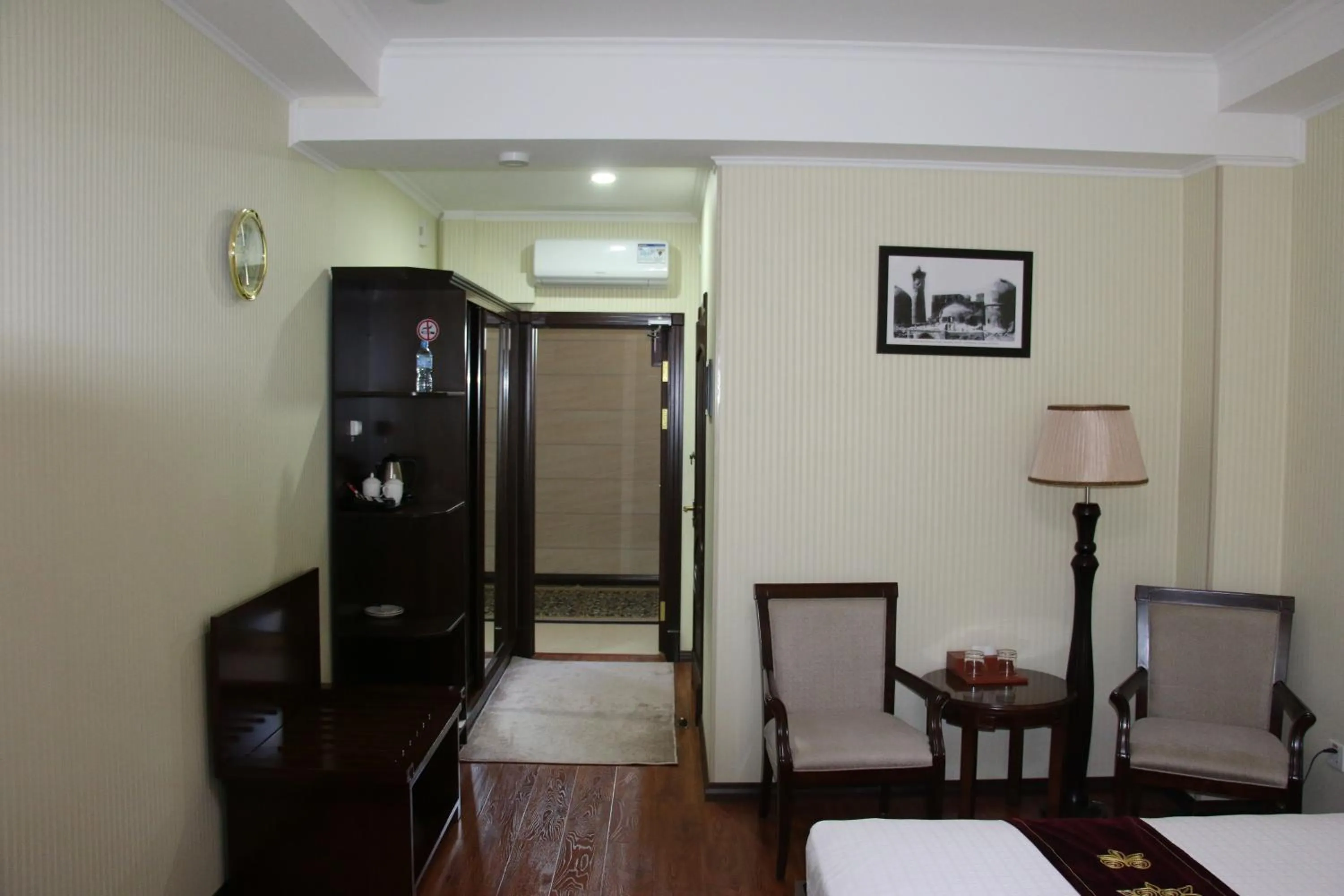 Communal lounge/ TV room in Zargaron Plaza