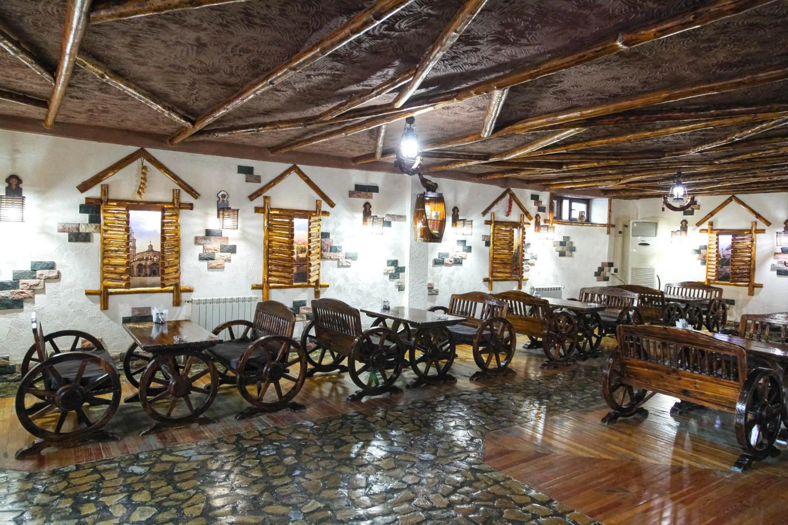 Lounge or bar in Zargaron Plaza