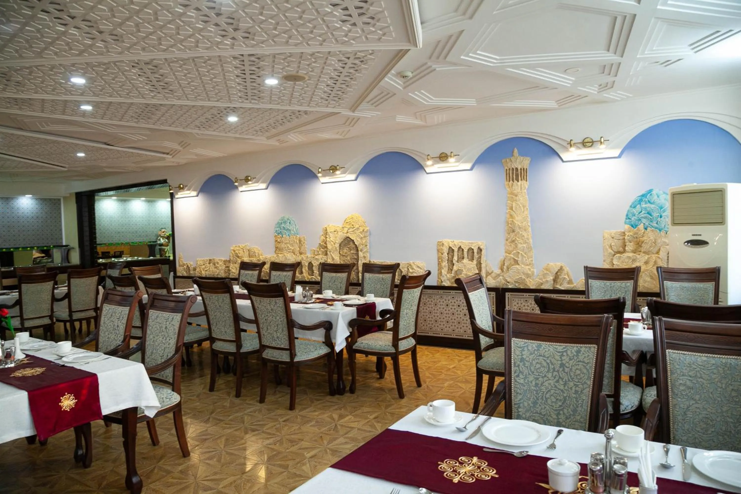 Restaurant/places to eat in Zargaron Plaza