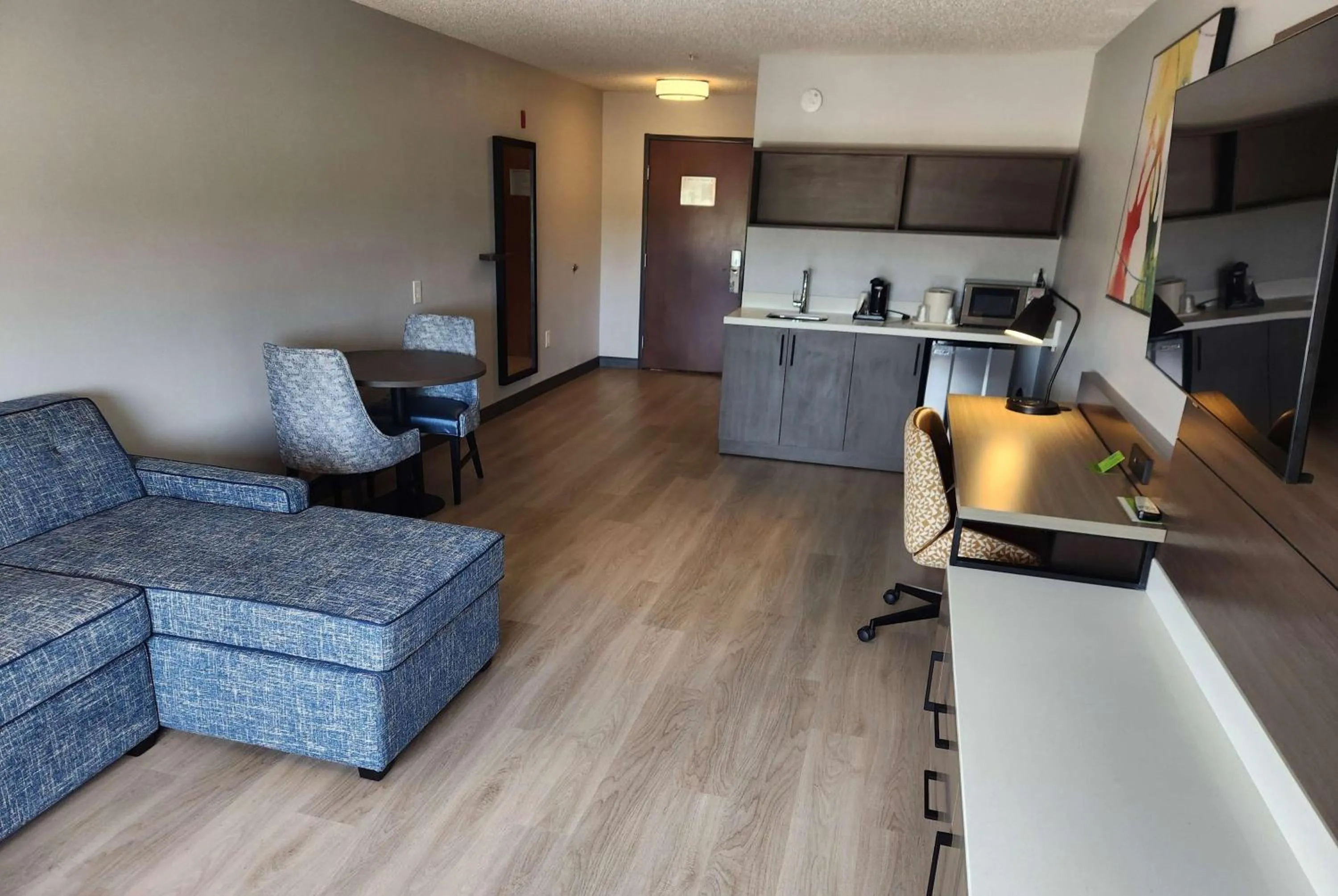 Photo of the whole room in La Quinta by Wyndham Warner Robins - Robins AFB