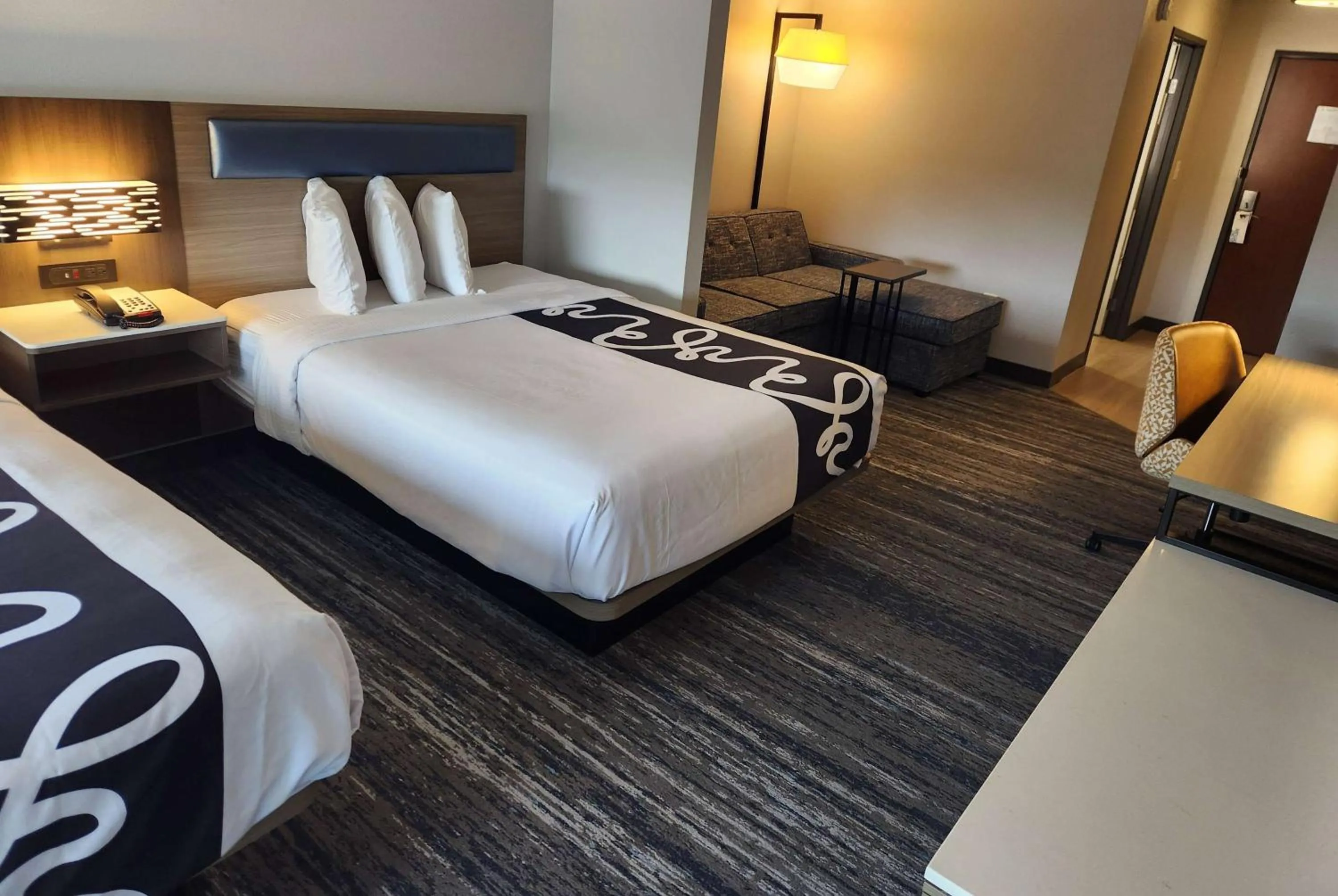 Photo of the whole room, Bed in La Quinta by Wyndham Warner Robins - Robins AFB