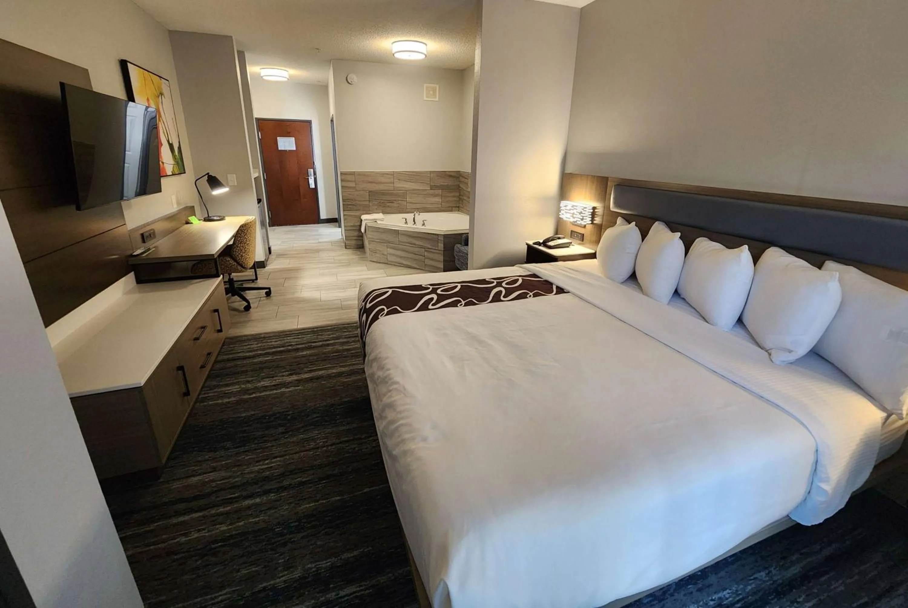 Photo of the whole room, Bed in La Quinta by Wyndham Warner Robins - Robins AFB