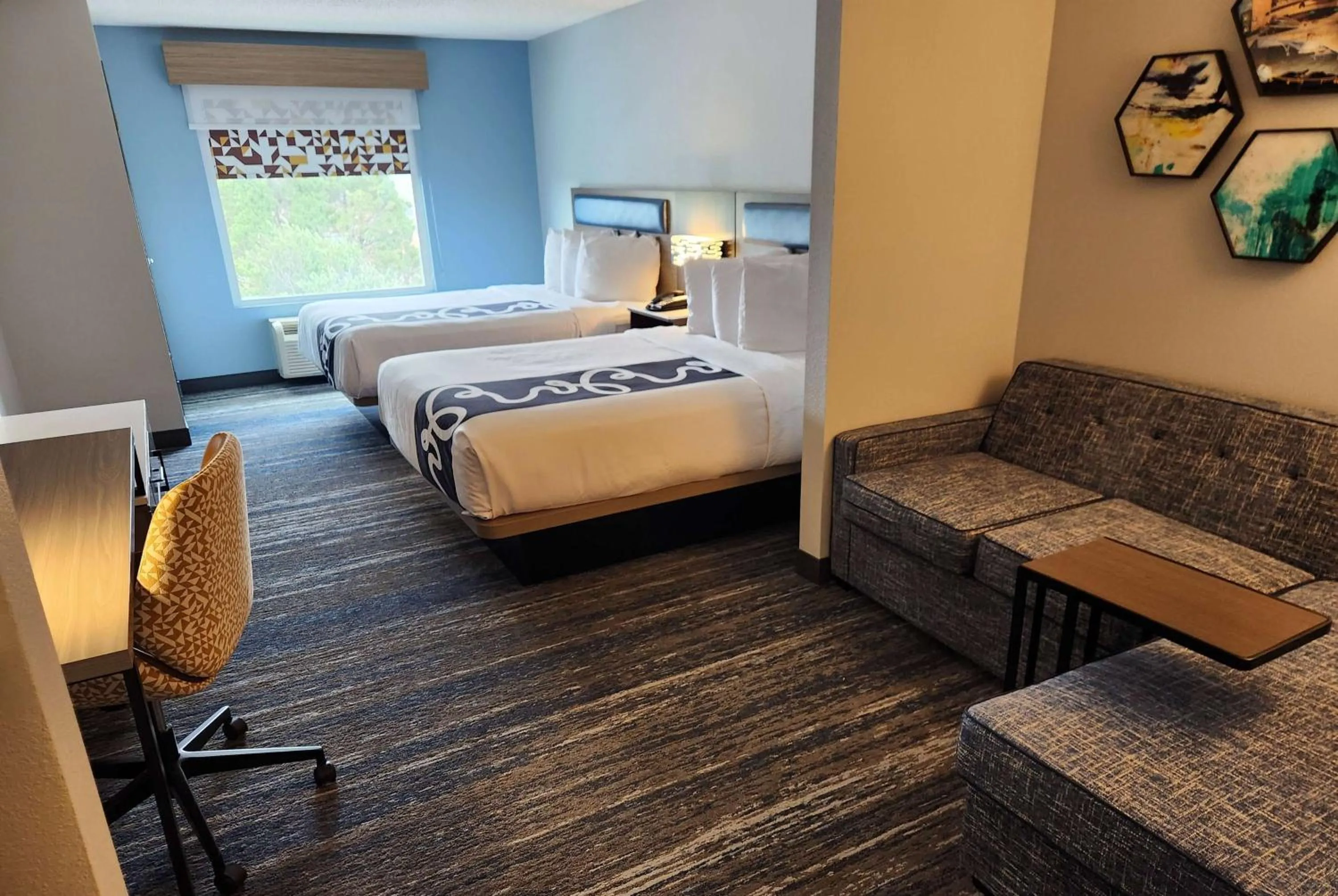 Photo of the whole room, Bed in La Quinta by Wyndham Warner Robins - Robins AFB