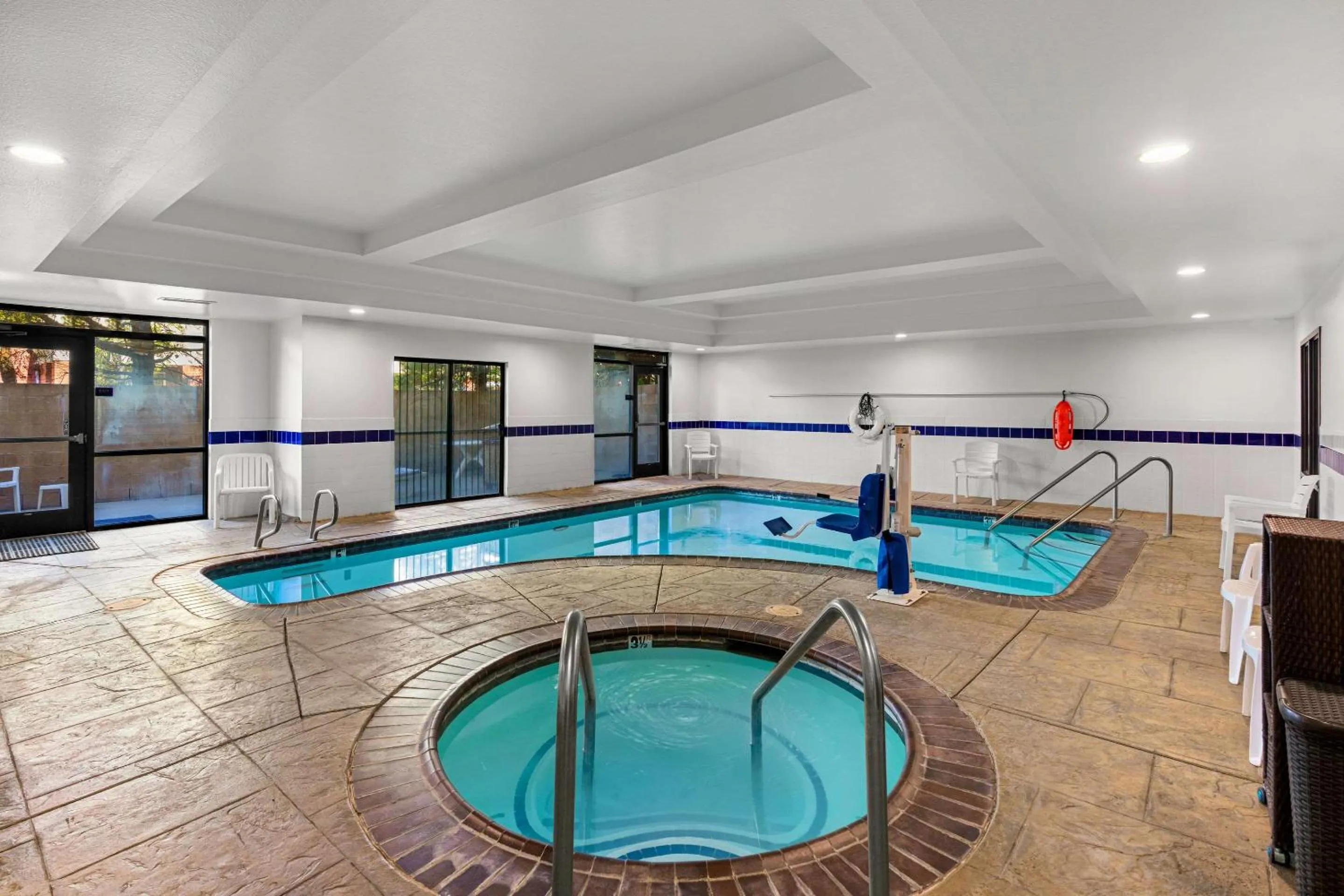 Swimming pool in Comfort Suites Vacaville-Napa Valley Area