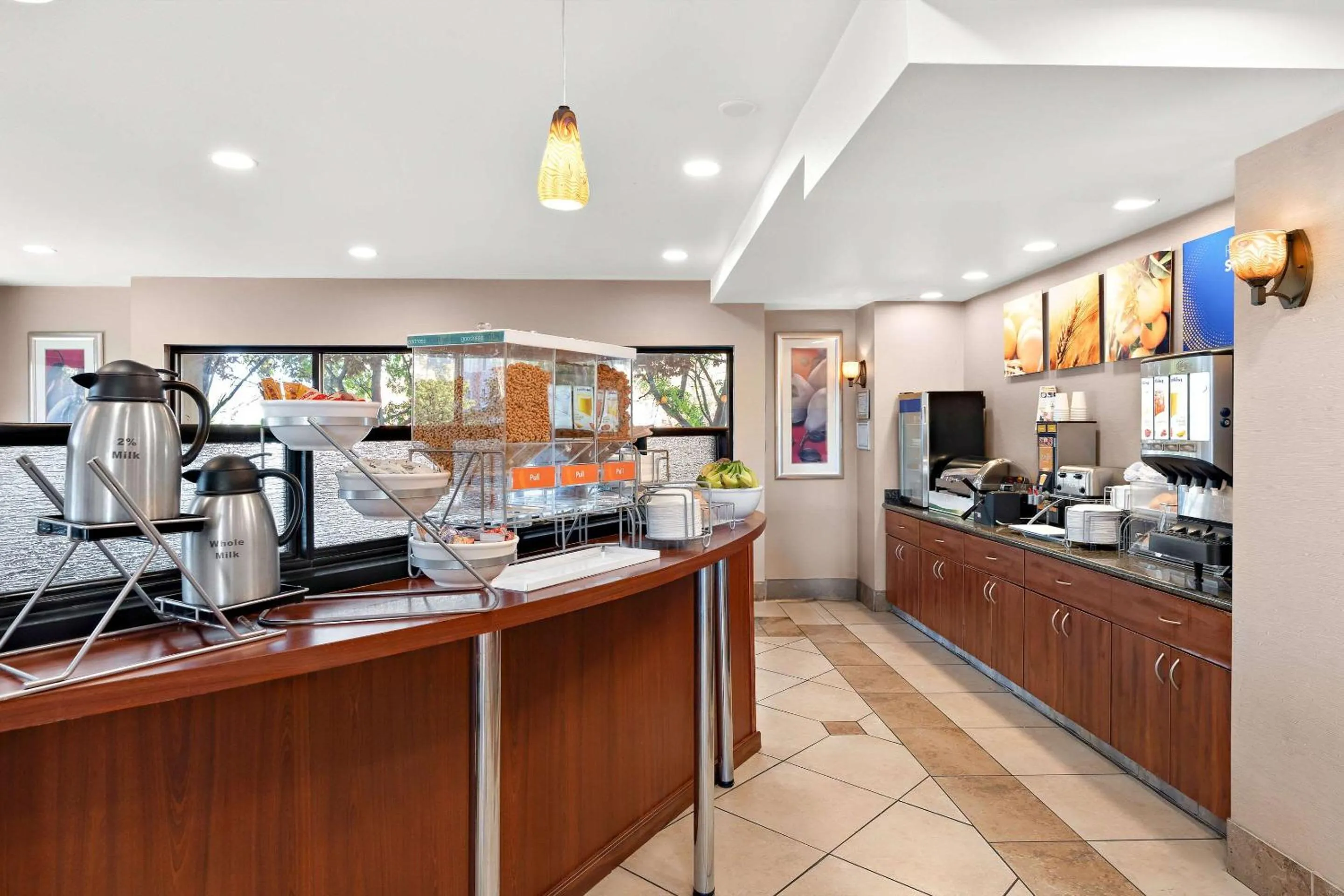 Breakfast in Comfort Suites Vacaville-Napa Valley Area