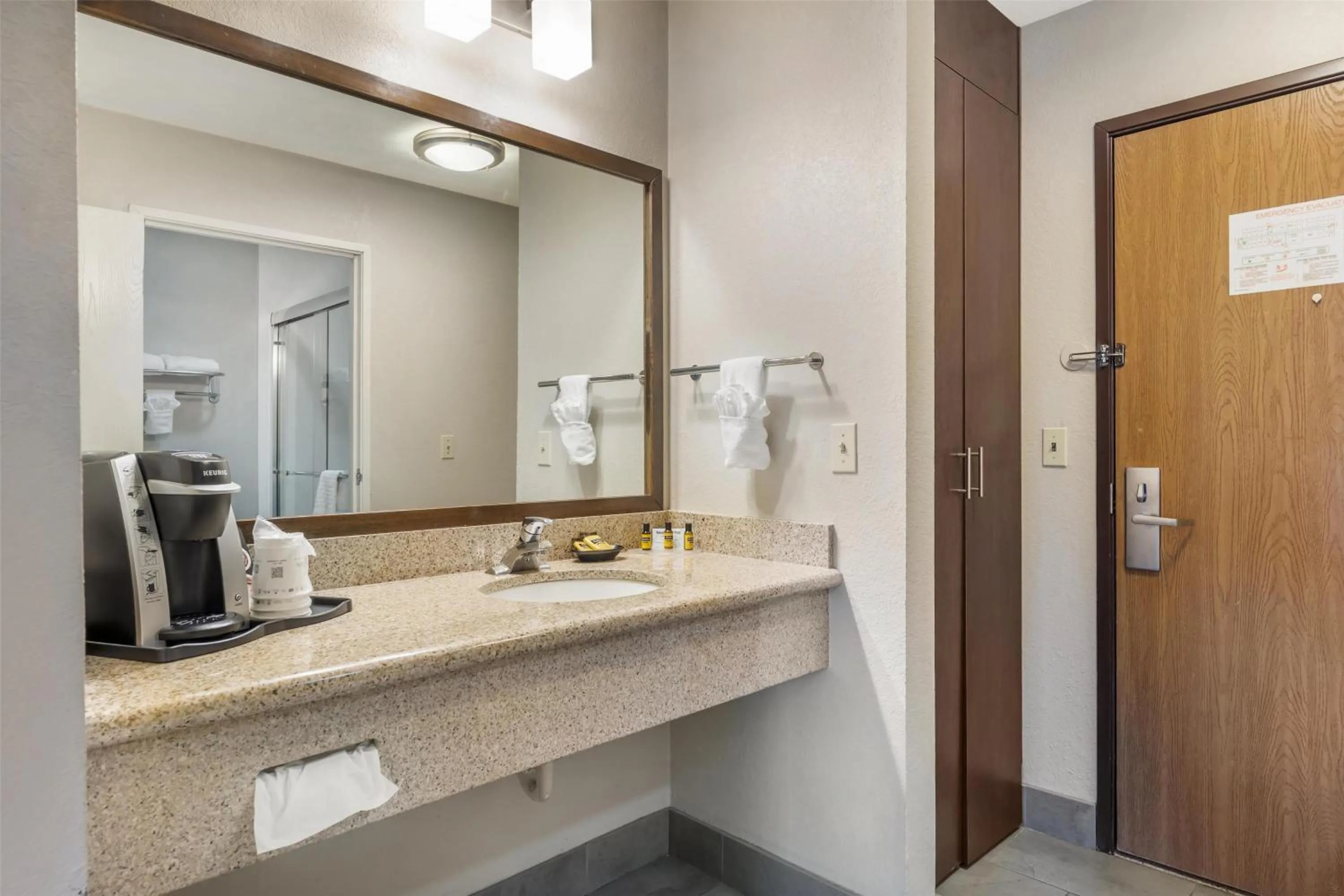 Bedroom in Best Western Plus Wenatchee Downtown Hotel