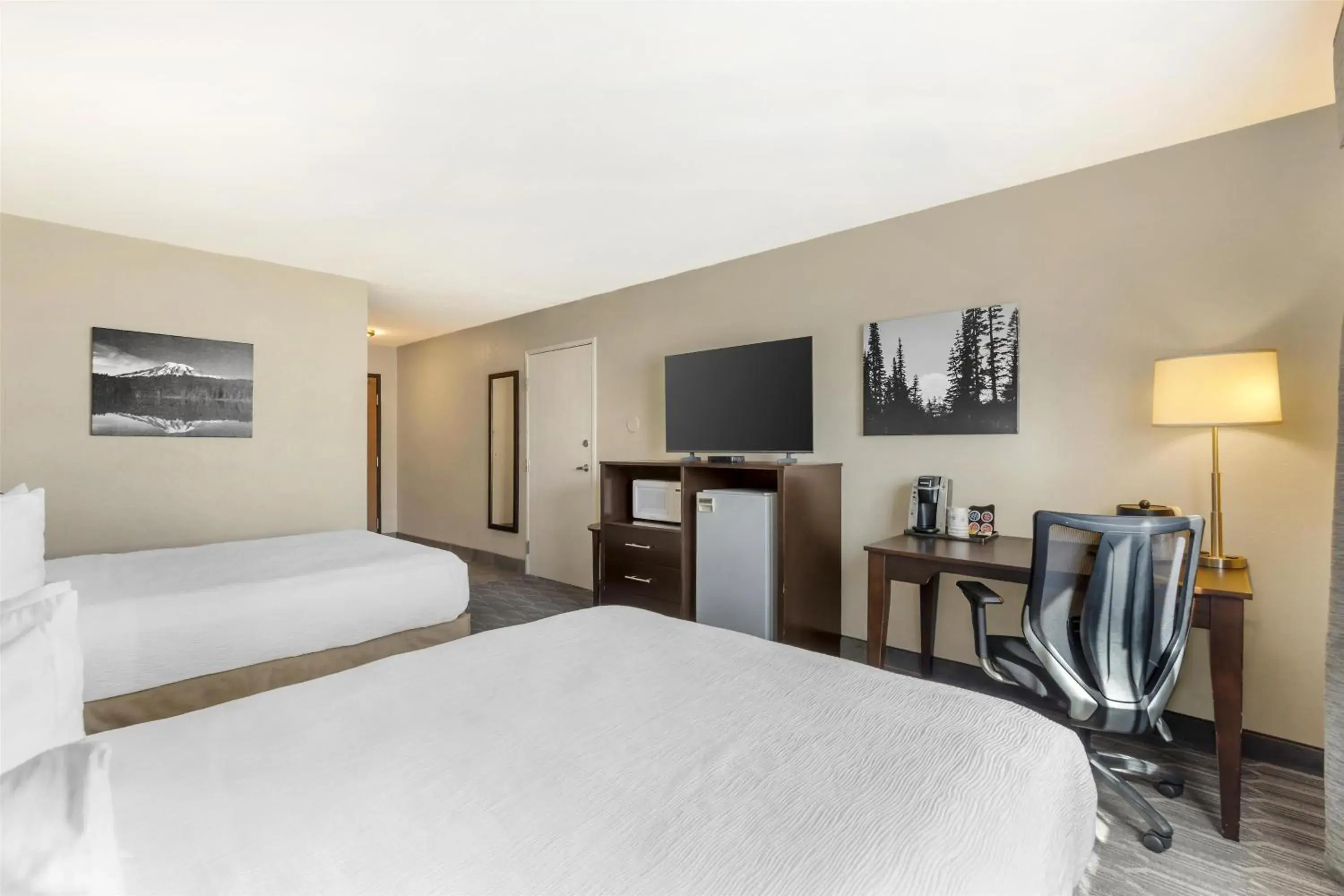 Queen Room with Two Queen Beds and Bath Tub - Disability Access in Best Western Plus Wenatchee Downtown Hotel Queen Room with Two Queen Beds and Bath Tub - Disability Access in Best Western Plus Wenatchee Downtown Hotel