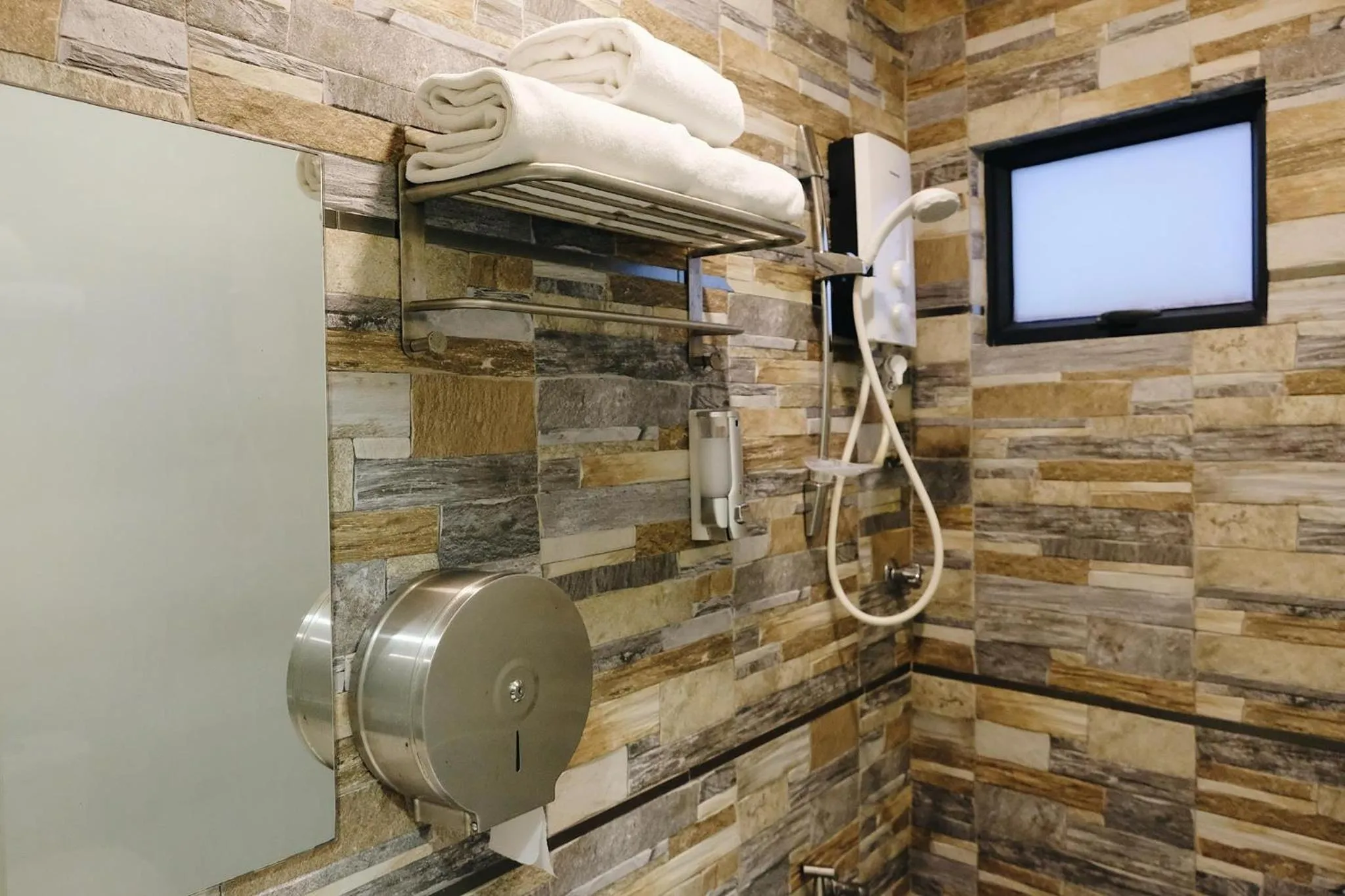 Shower in Era Plus Hotel