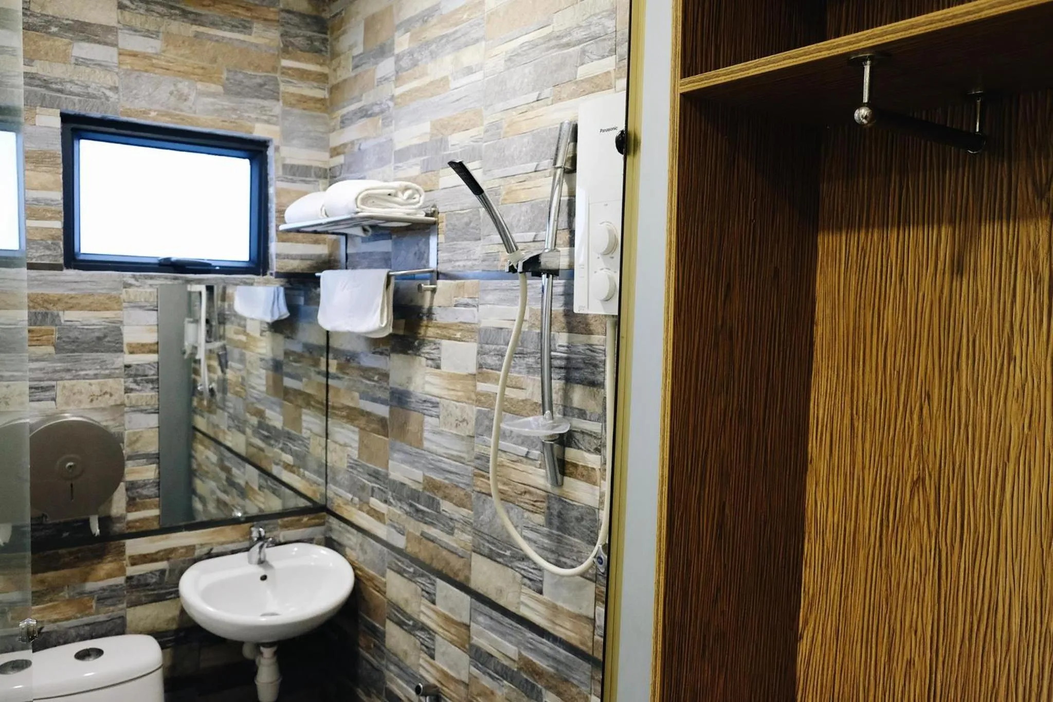 Shower in Era Plus Hotel