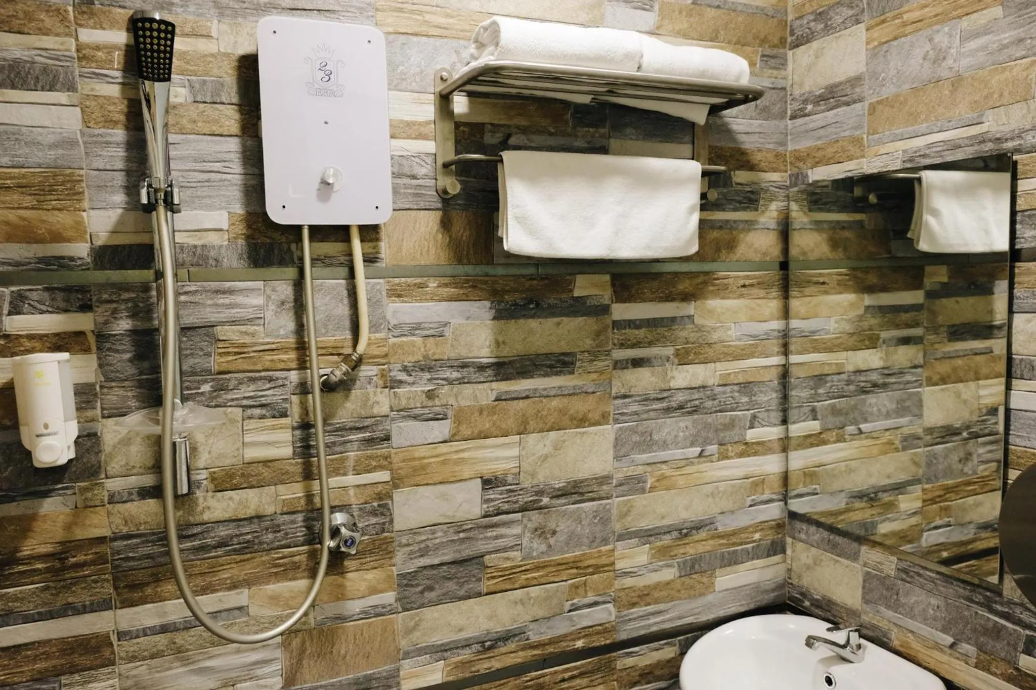 Shower in Era Plus Hotel