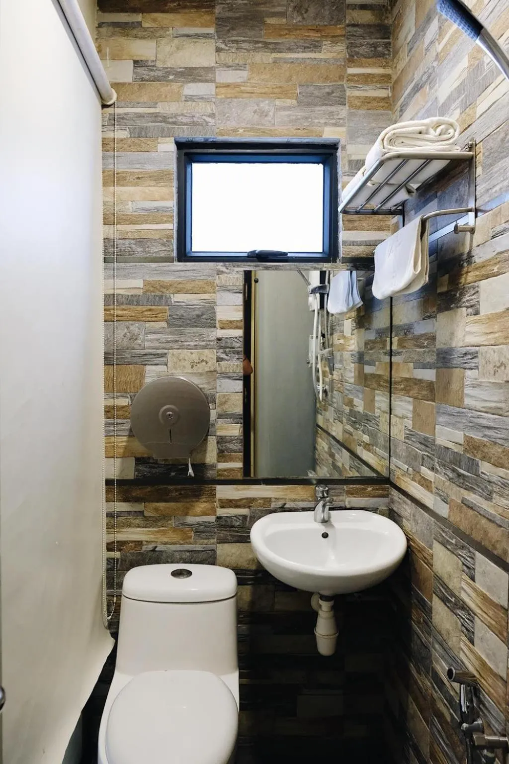 Shower in Era Plus Hotel