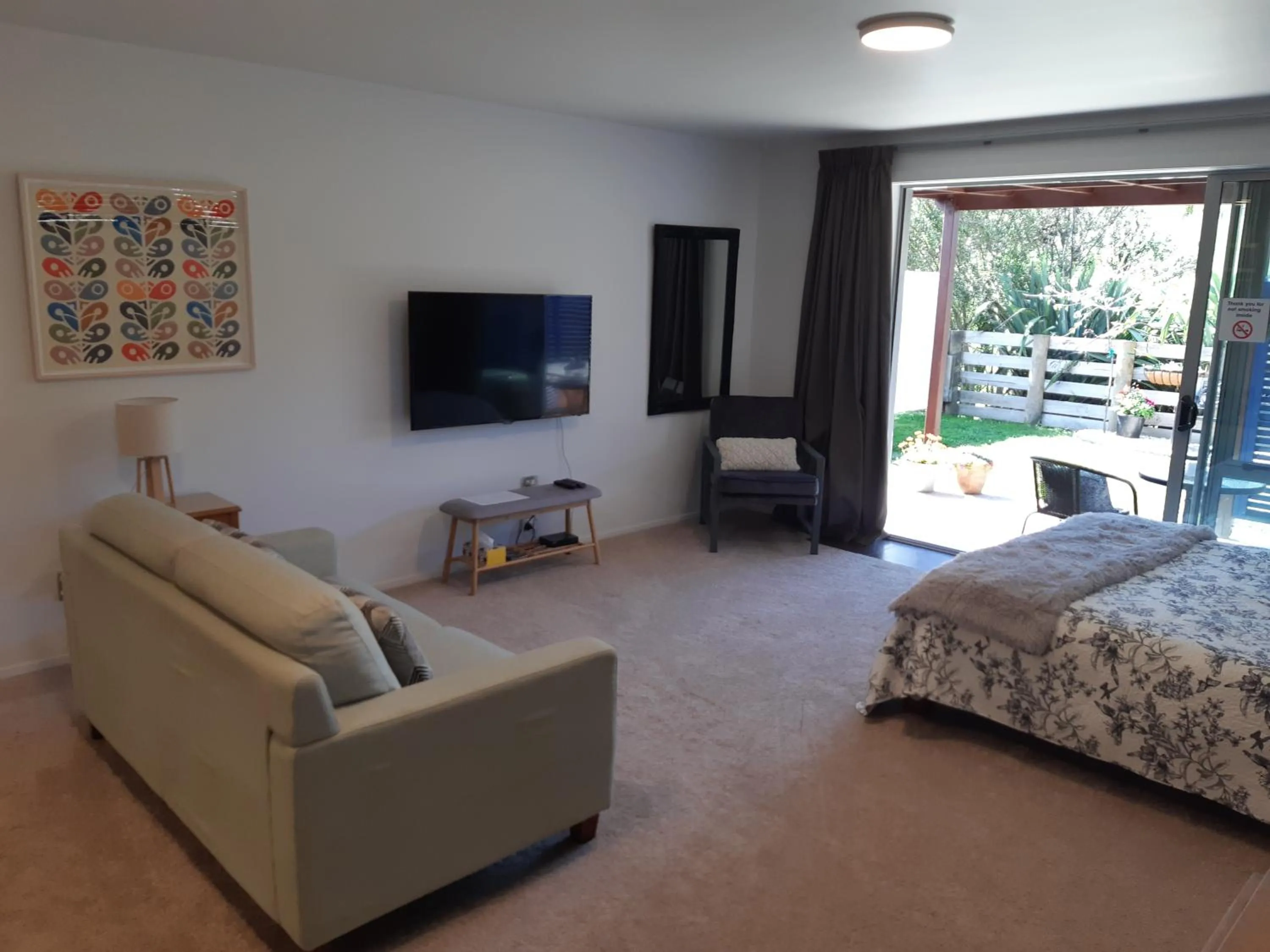 Living room, Bed in The End Lounge B&B