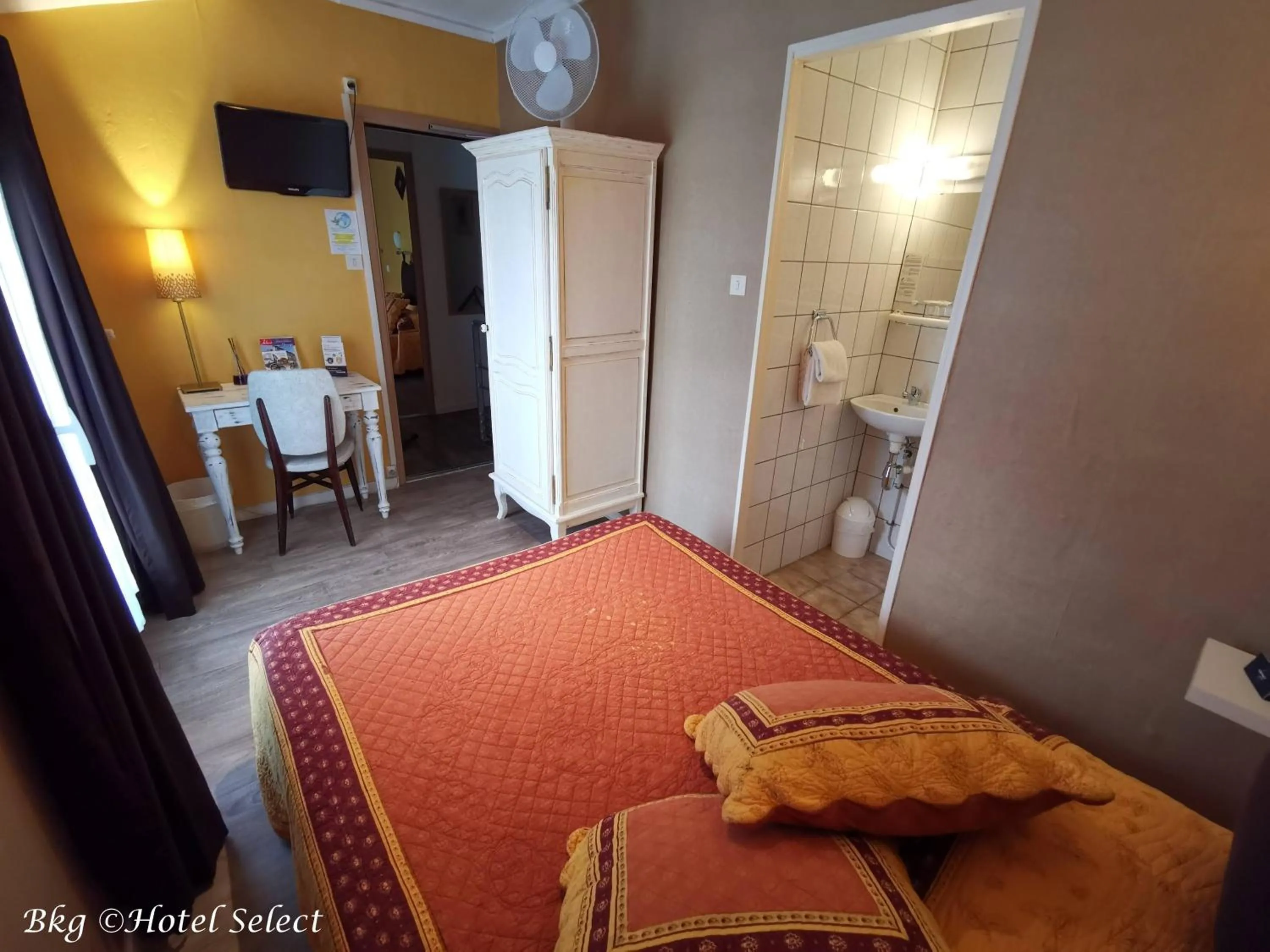 Shower, Bed in Hôtel Select