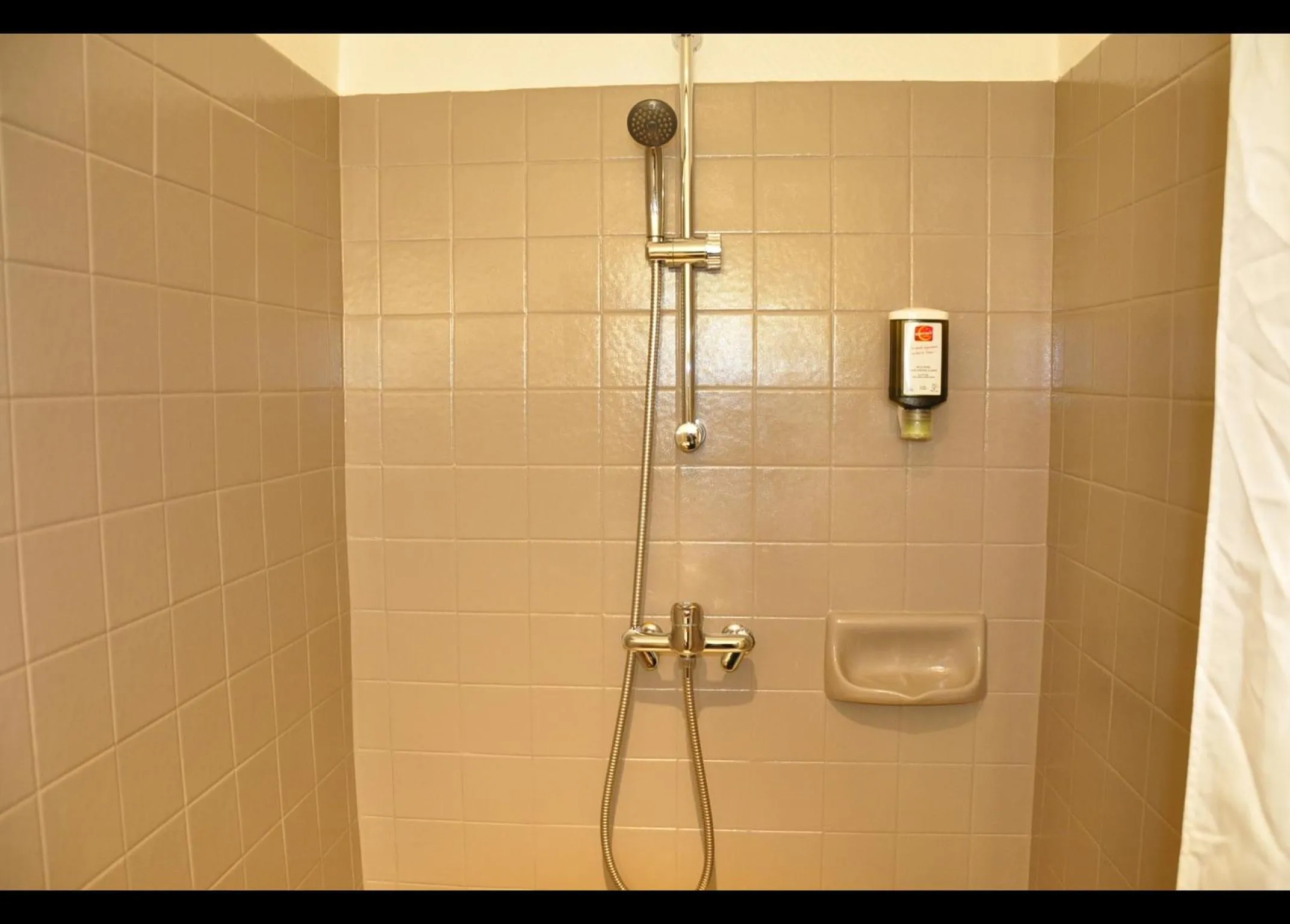 Shower in Hôtel Select