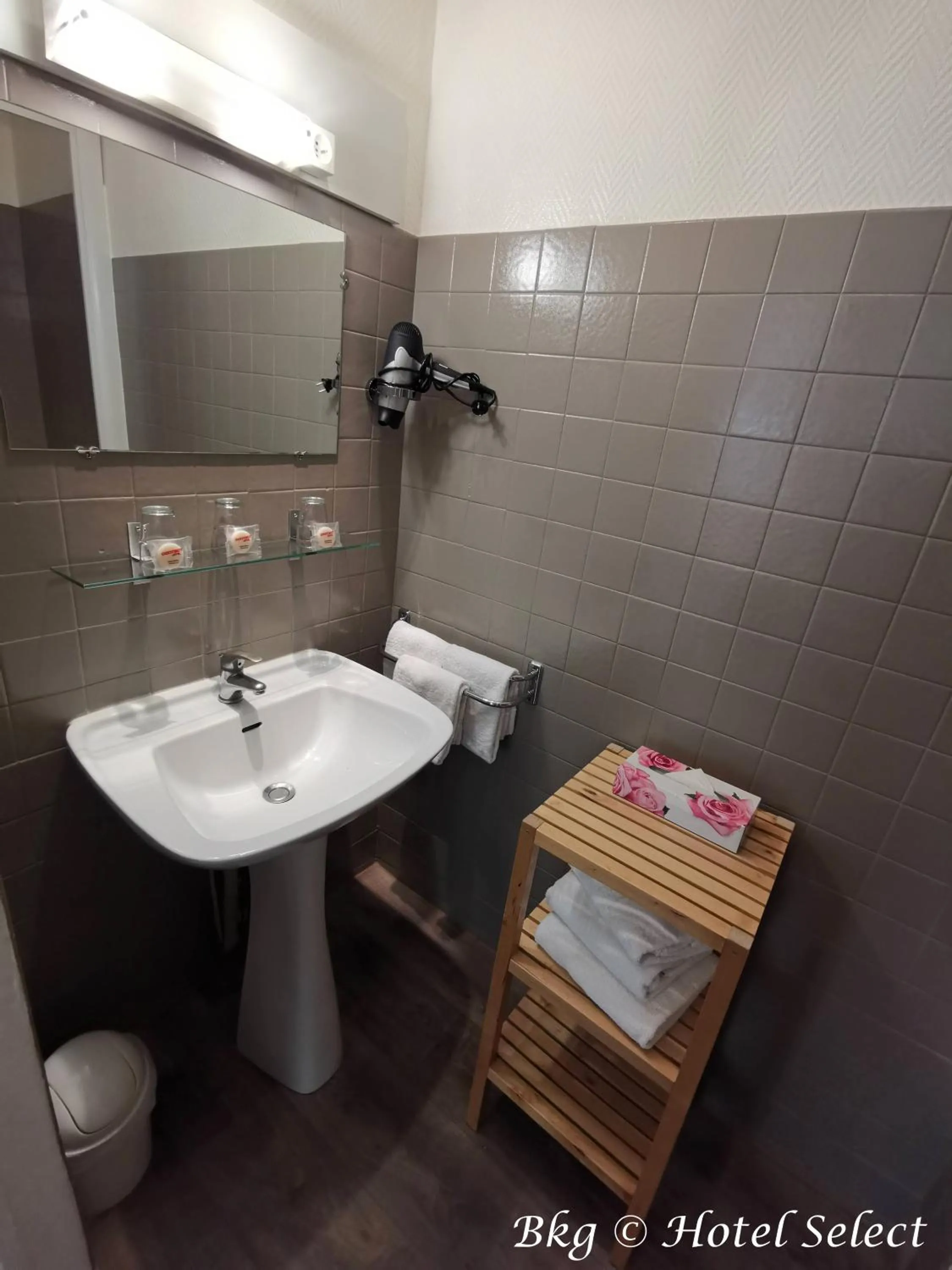 Shower in Hôtel Select