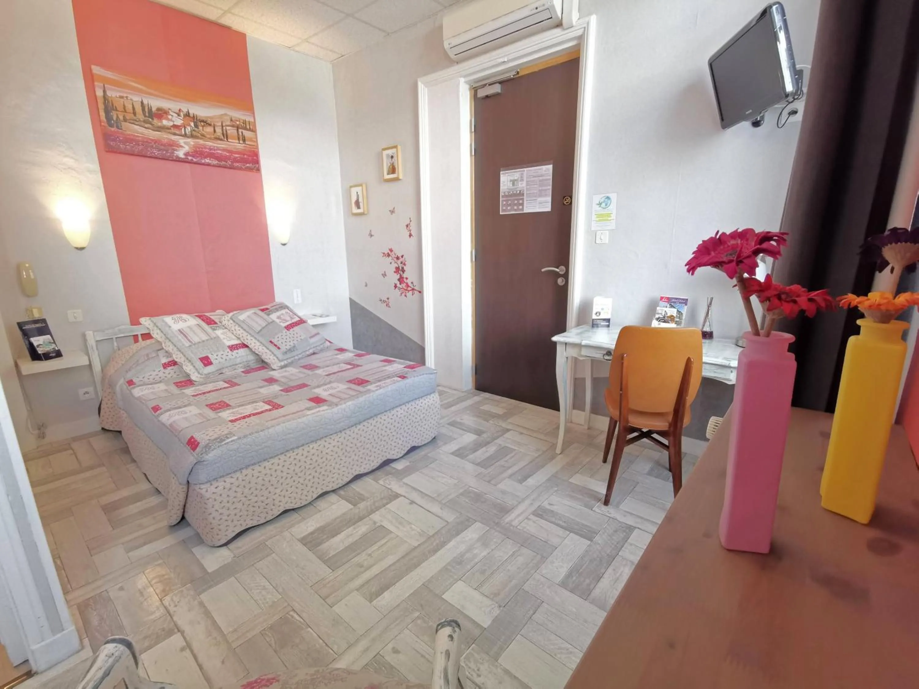 Property building, Bed in Hôtel Select