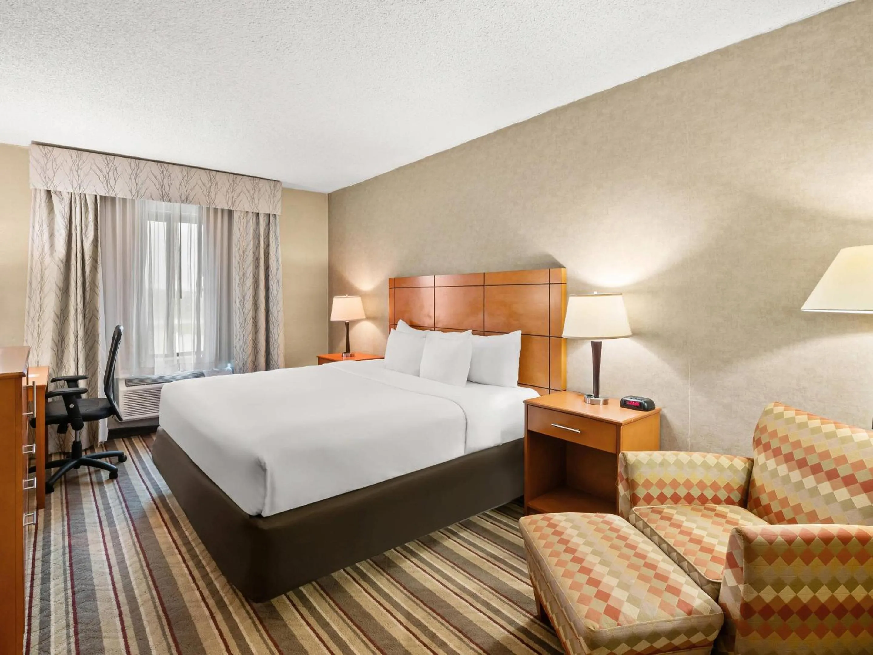 Bedroom, Bed in Comfort Inn Metro Airport