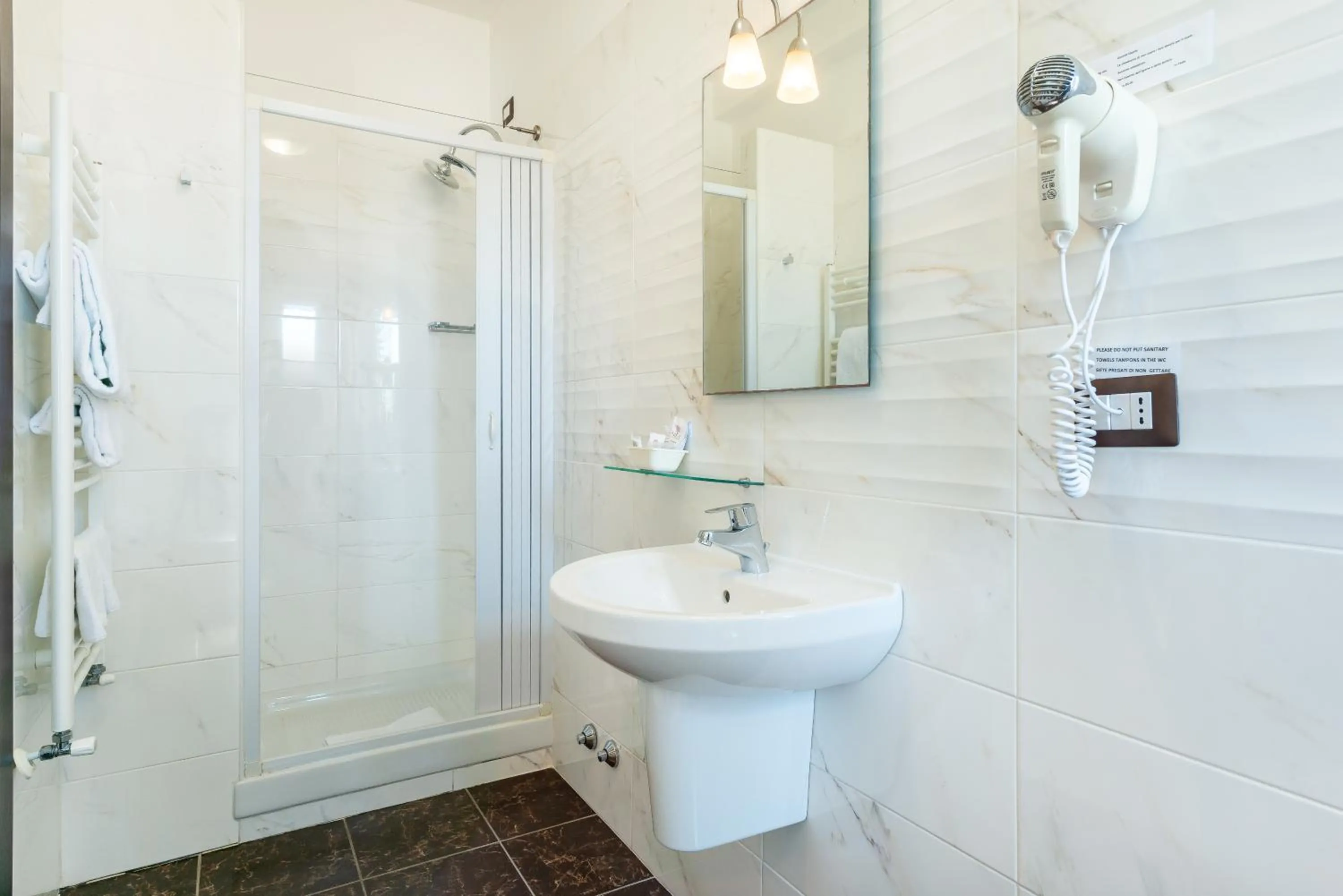 Shower in Hotel De La Ville Relais