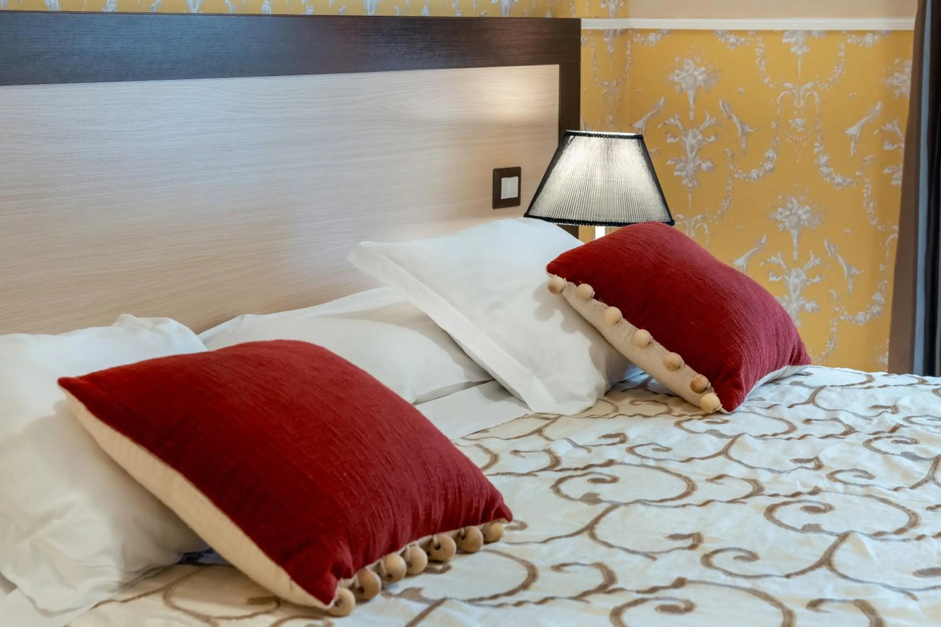 Bed in Hotel De La Ville Relais