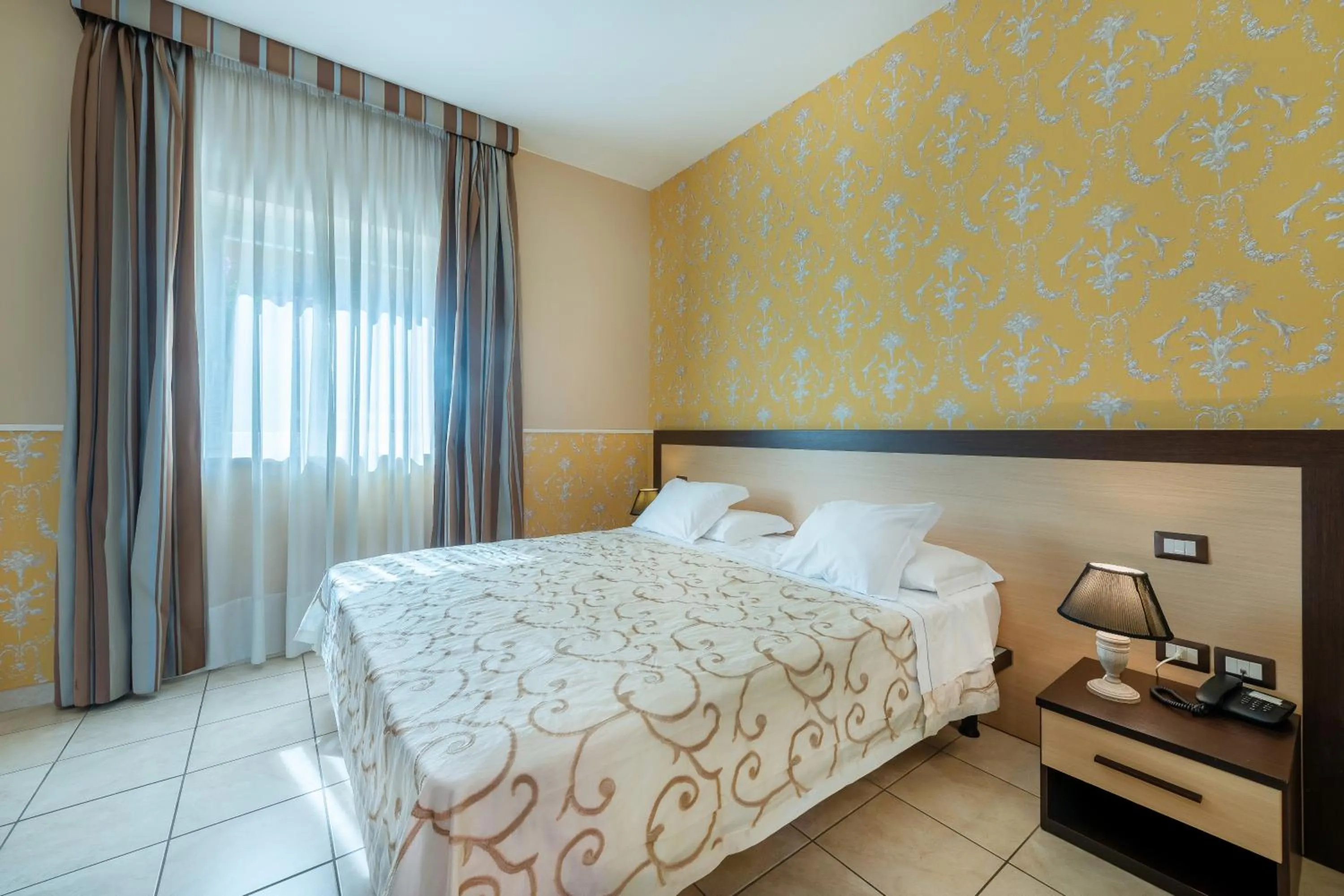 Bed in Hotel De La Ville Relais