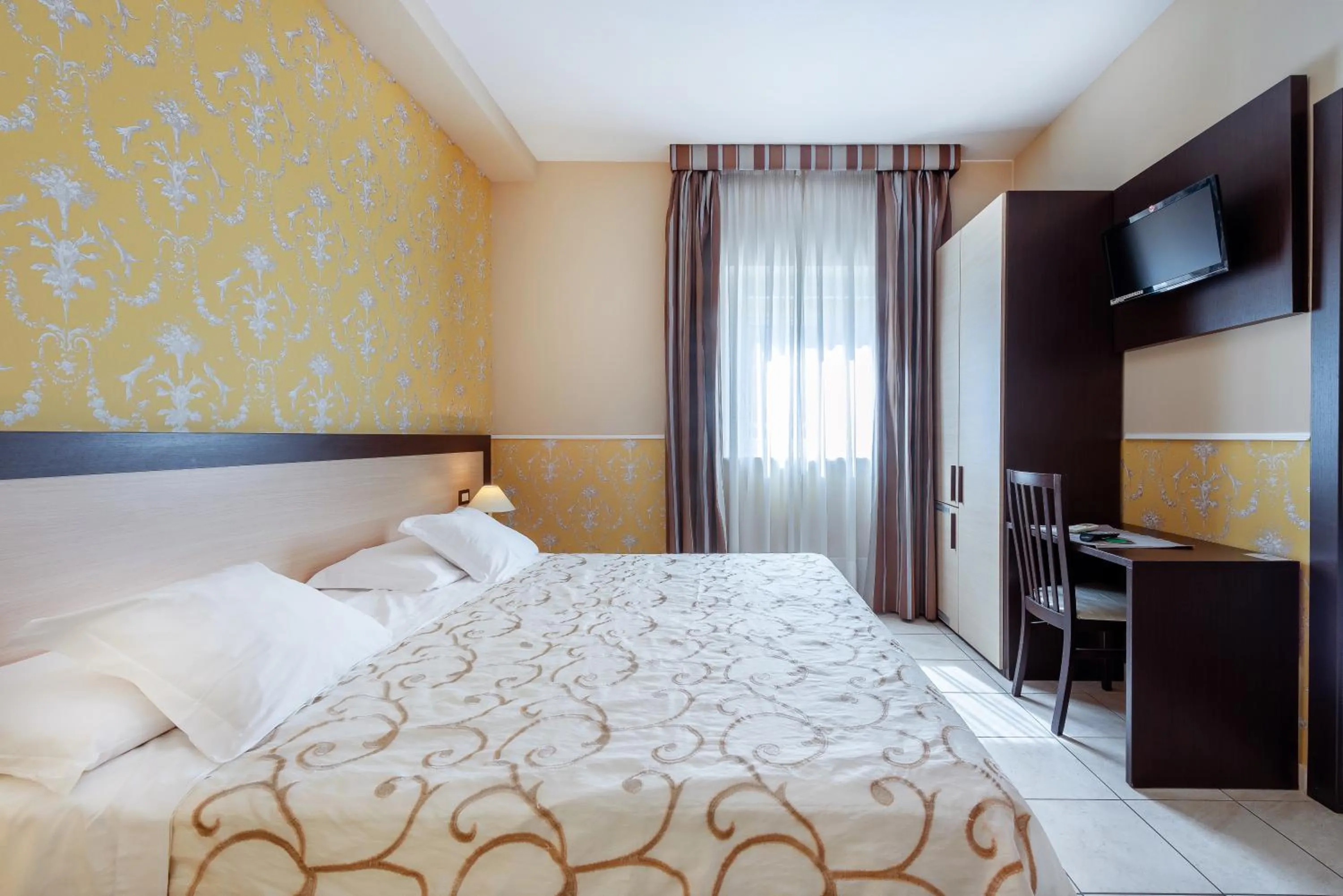 Bed in Hotel De La Ville Relais