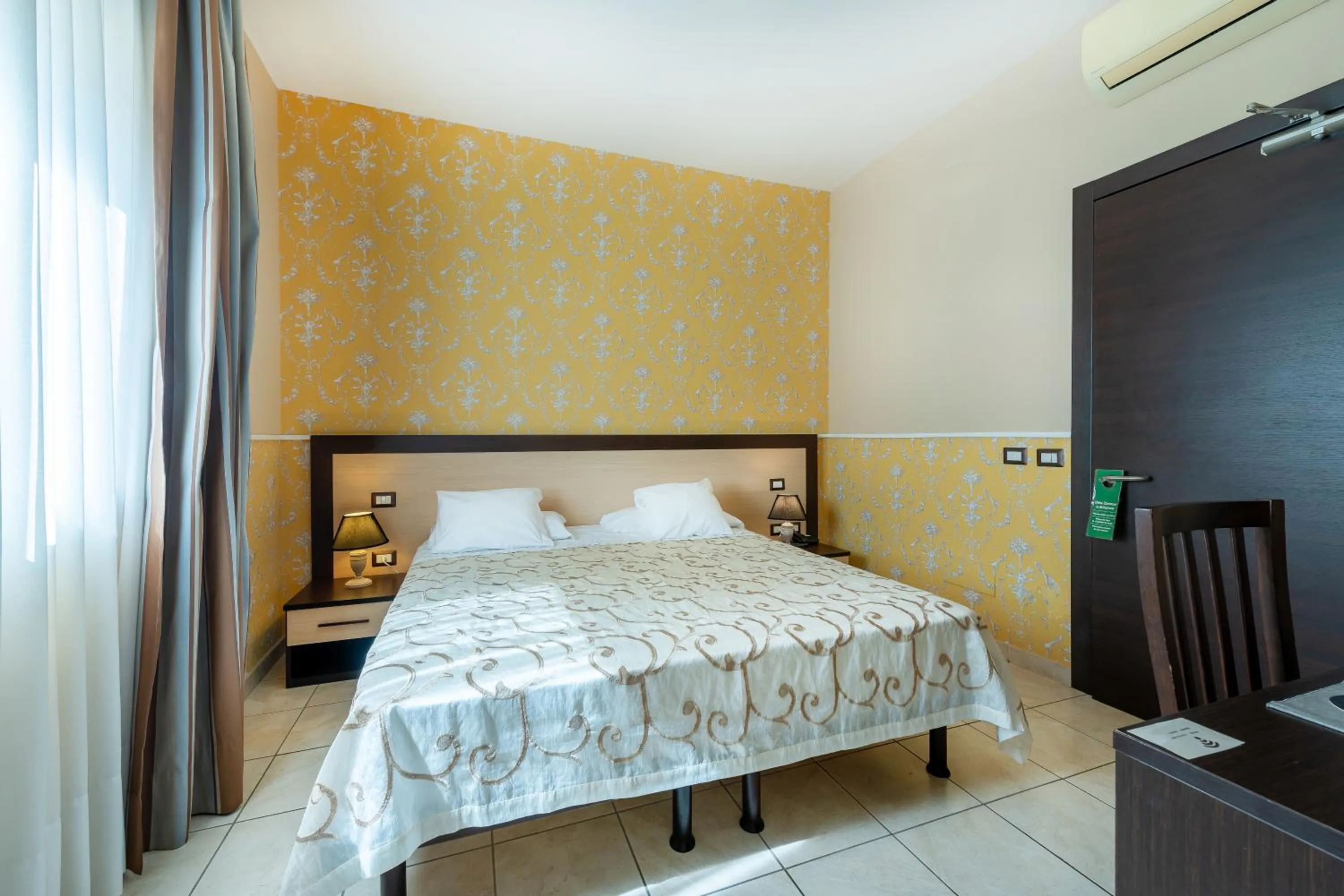 Bed in Hotel De La Ville Relais