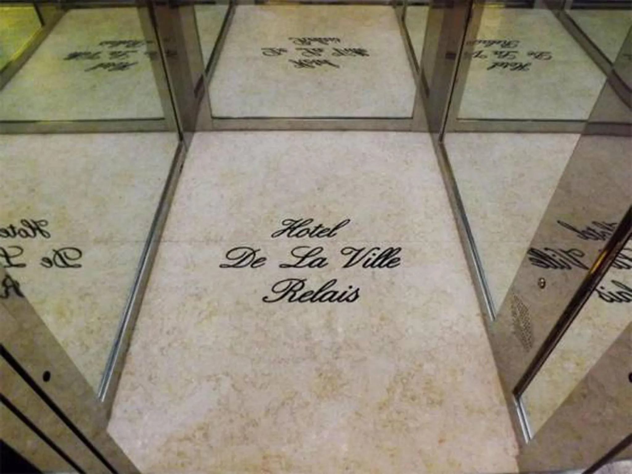 Lobby or reception in Hotel De La Ville Relais