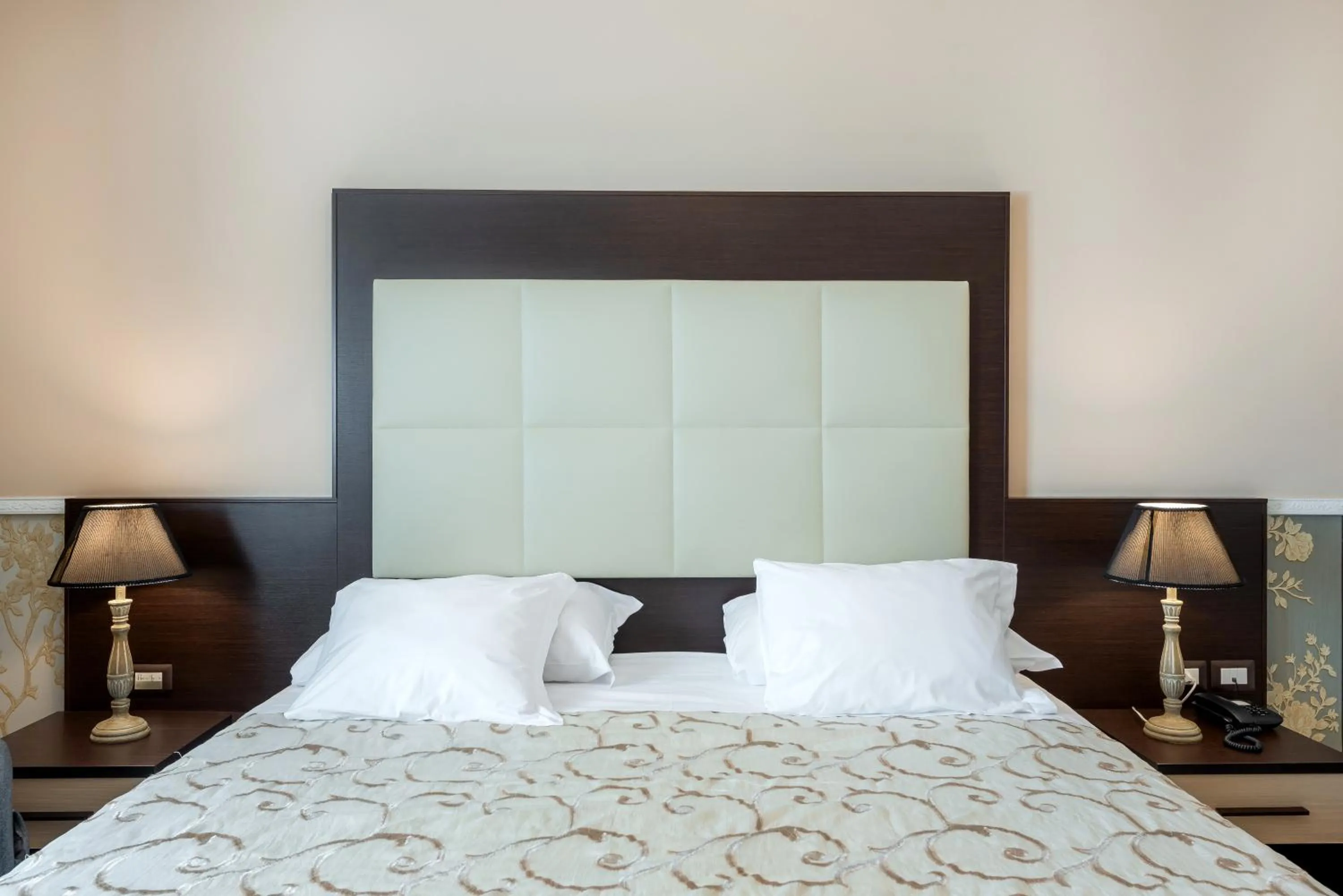 Bed in Hotel De La Ville Relais