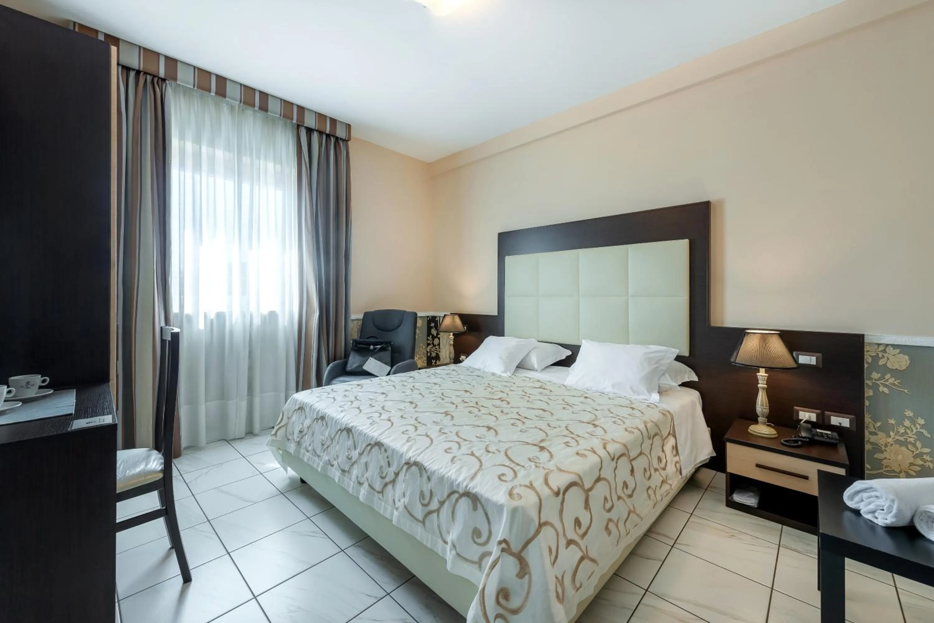 Bed in Hotel De La Ville Relais