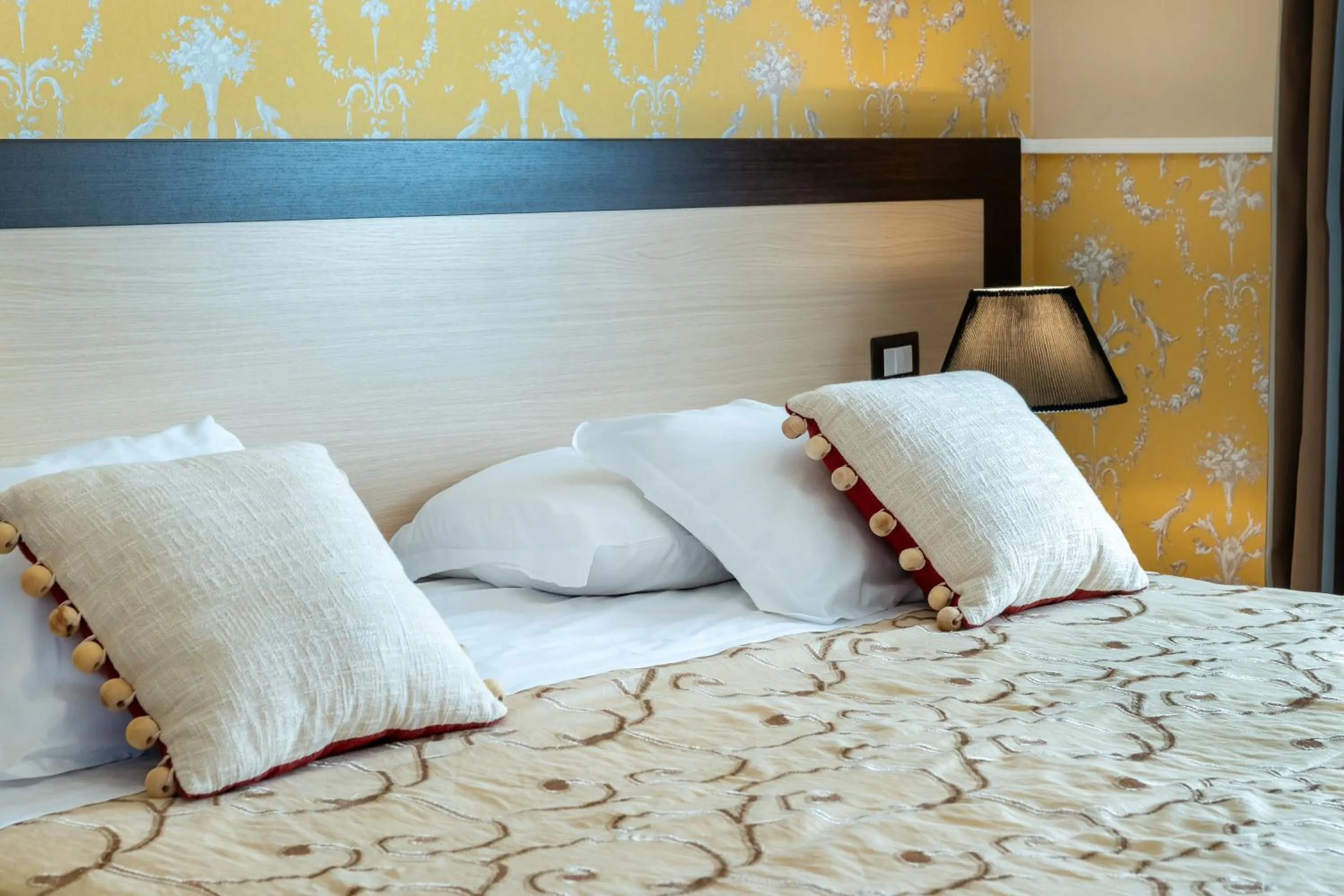 Bed in Hotel De La Ville Relais