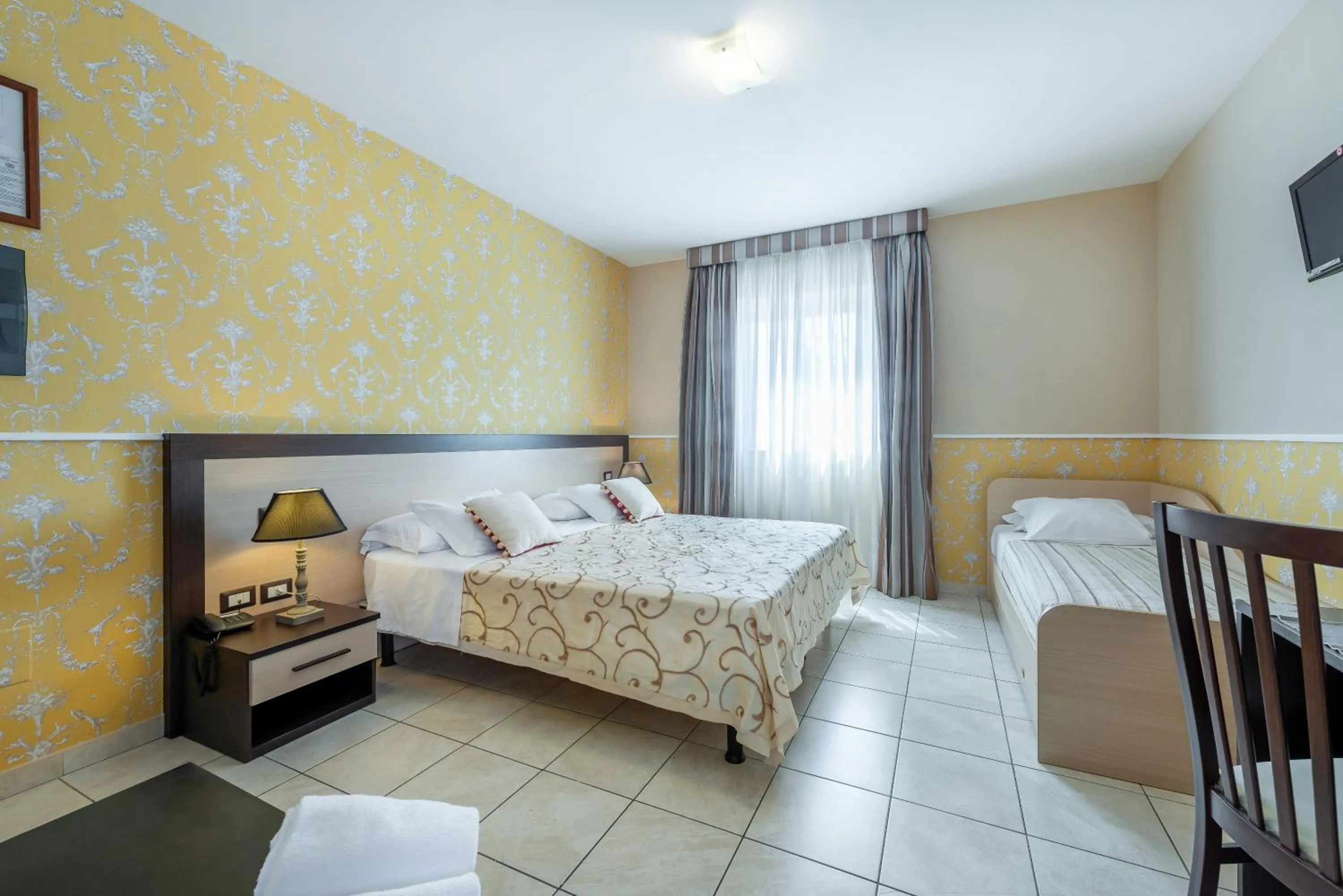 Bed in Hotel De La Ville Relais