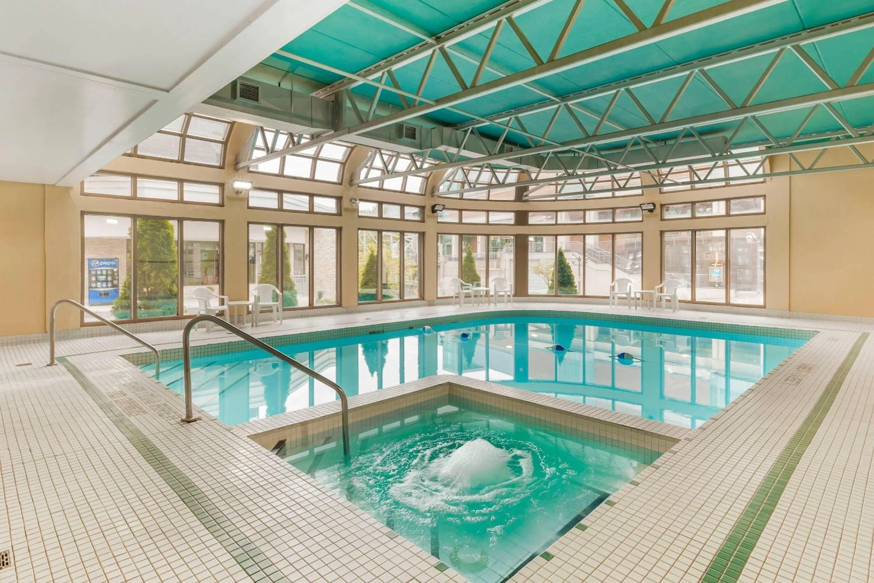 Swimming pool in Quality Hotel Fallsview Cascade