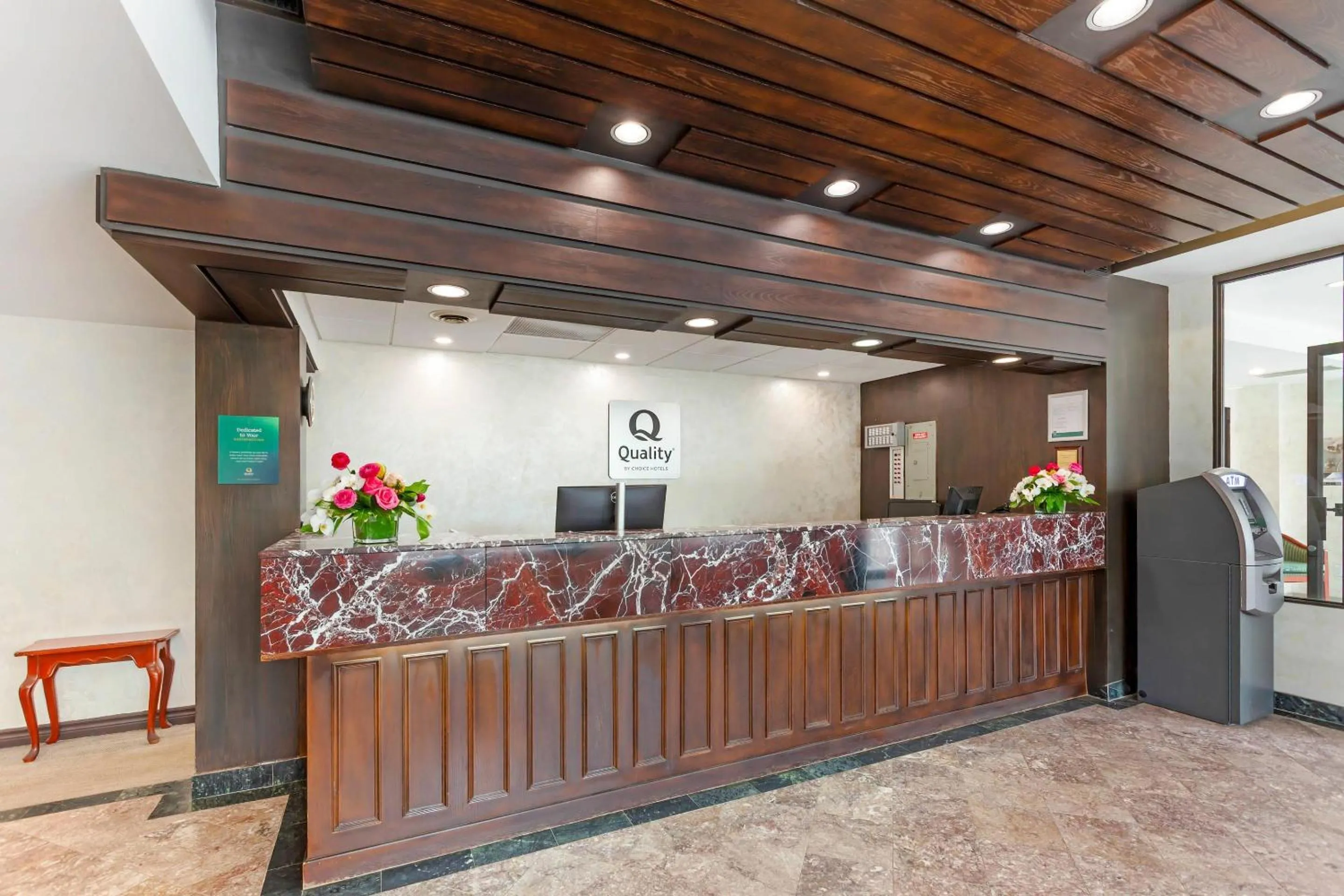 Lobby or reception in Quality Hotel Fallsview Cascade