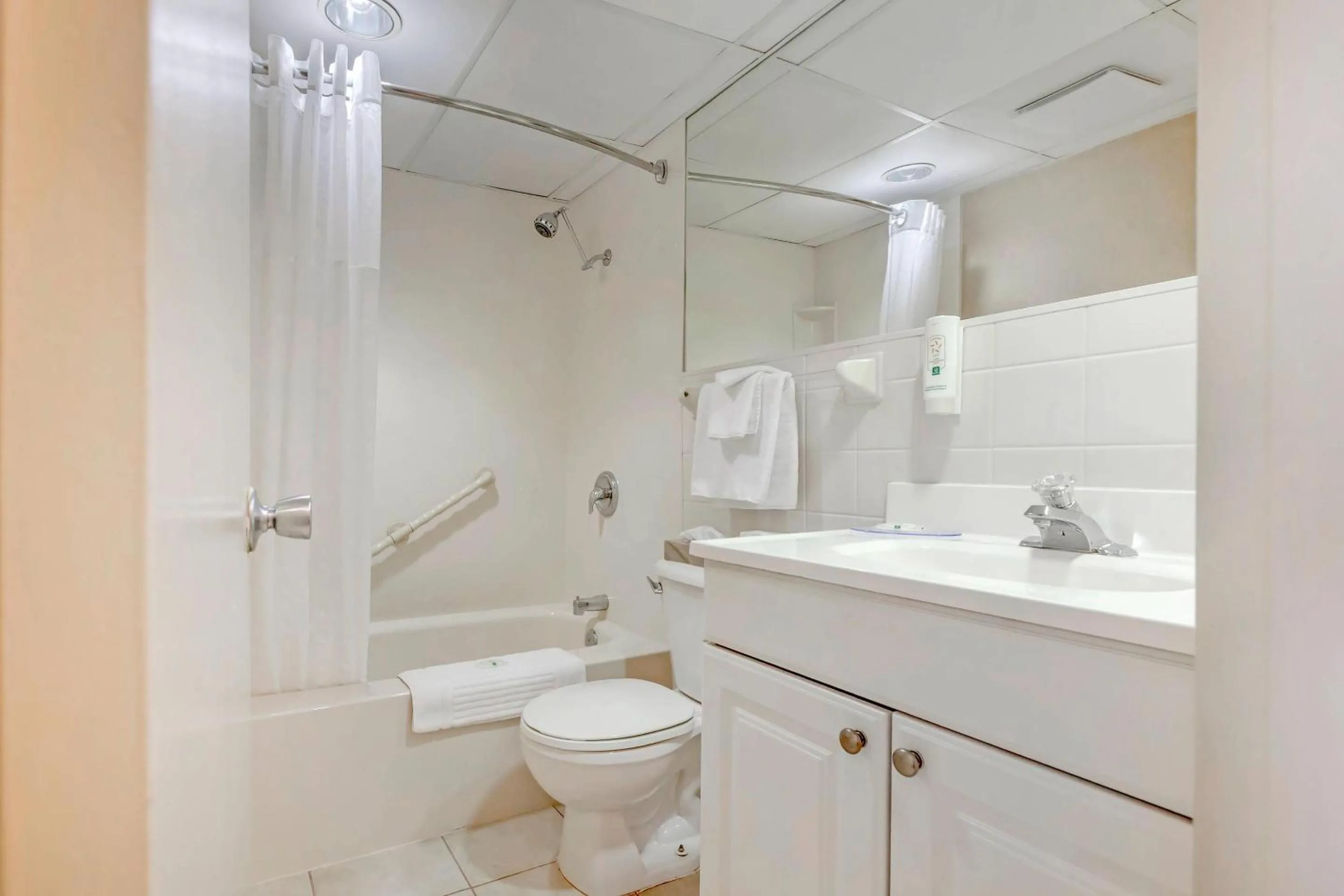 Bedroom in Quality Hotel Fallsview Cascade