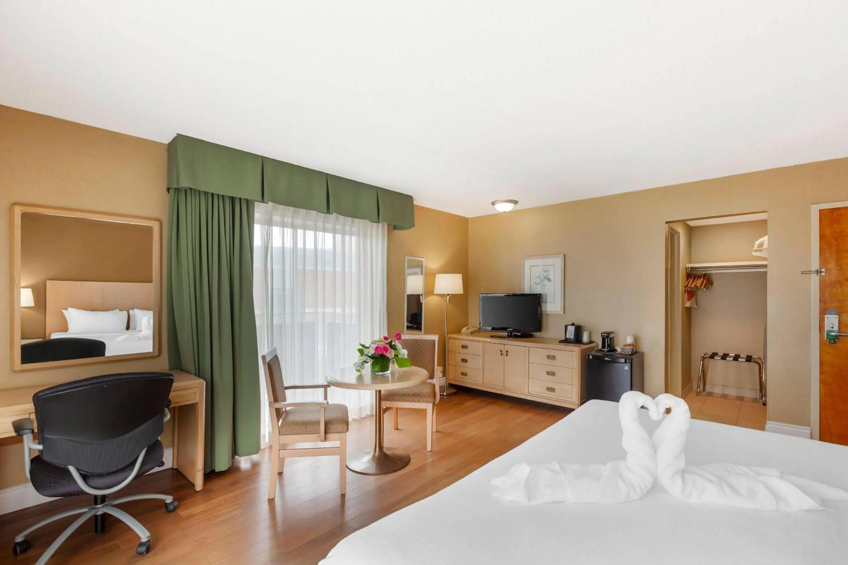 Bedroom, Bed in Quality Hotel Fallsview Cascade