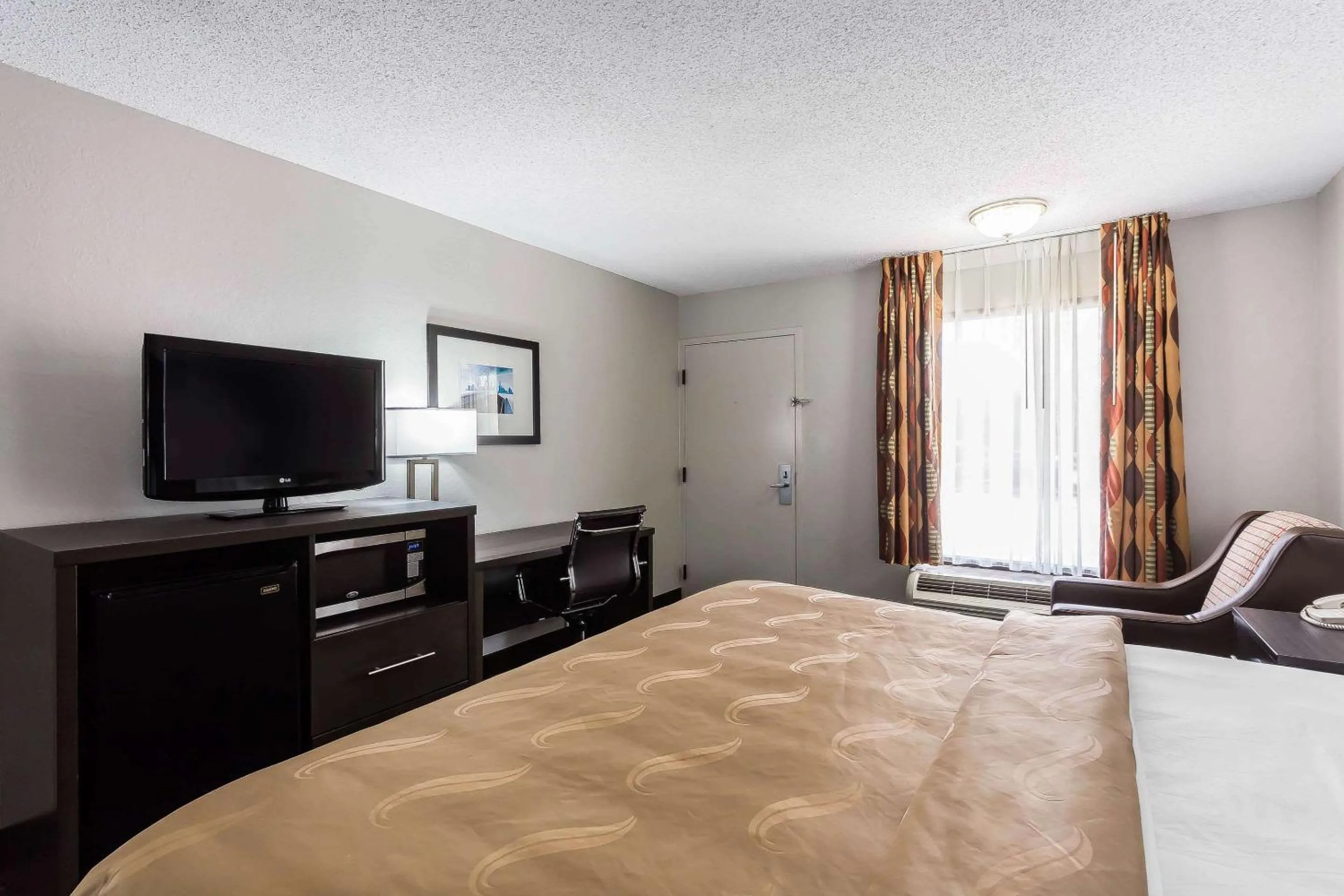 Photo of the whole room, Bed in Quality Inn & Suites Mooresville-Lake Norman