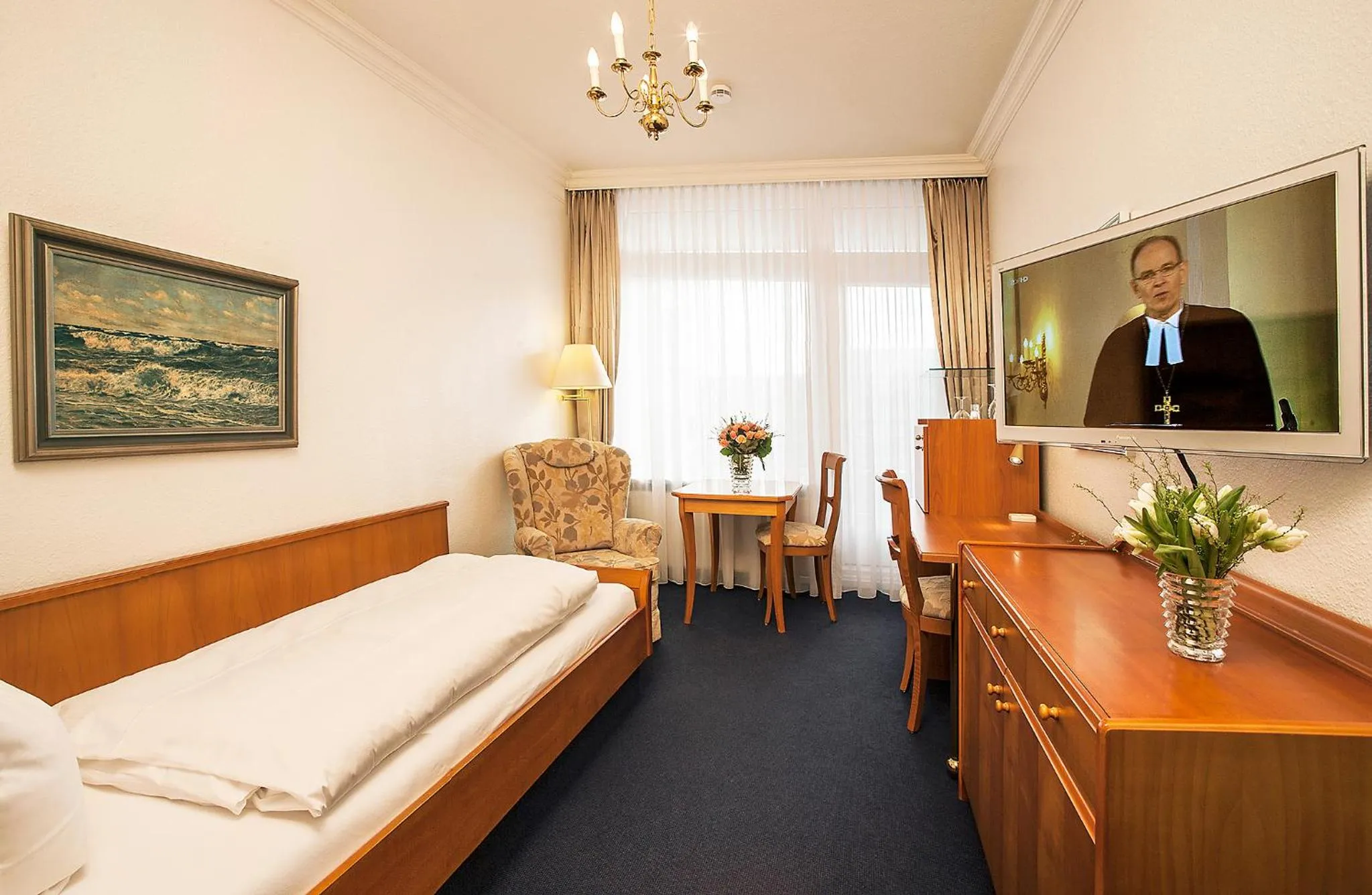 Photo of the whole room, Bed in Strandhotel Monbijou GmbH garni