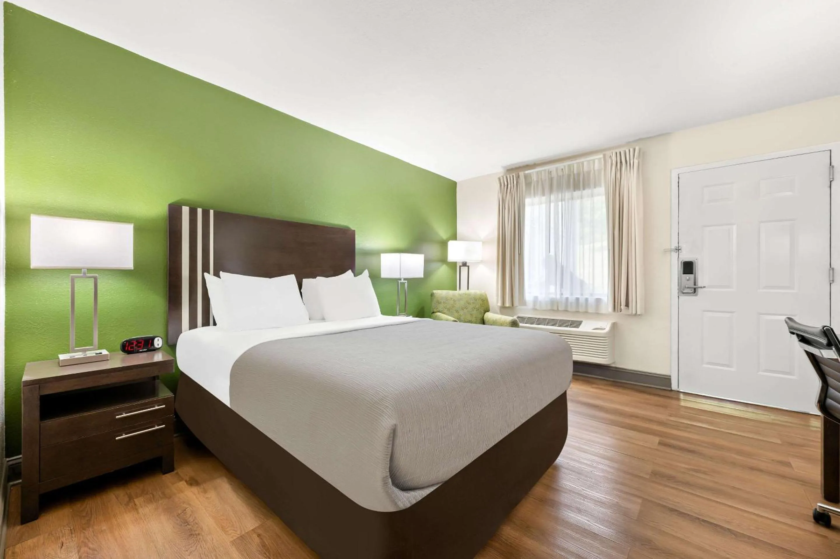 Bedroom, Bed in Quality Inn Pelham I-65 exit 246