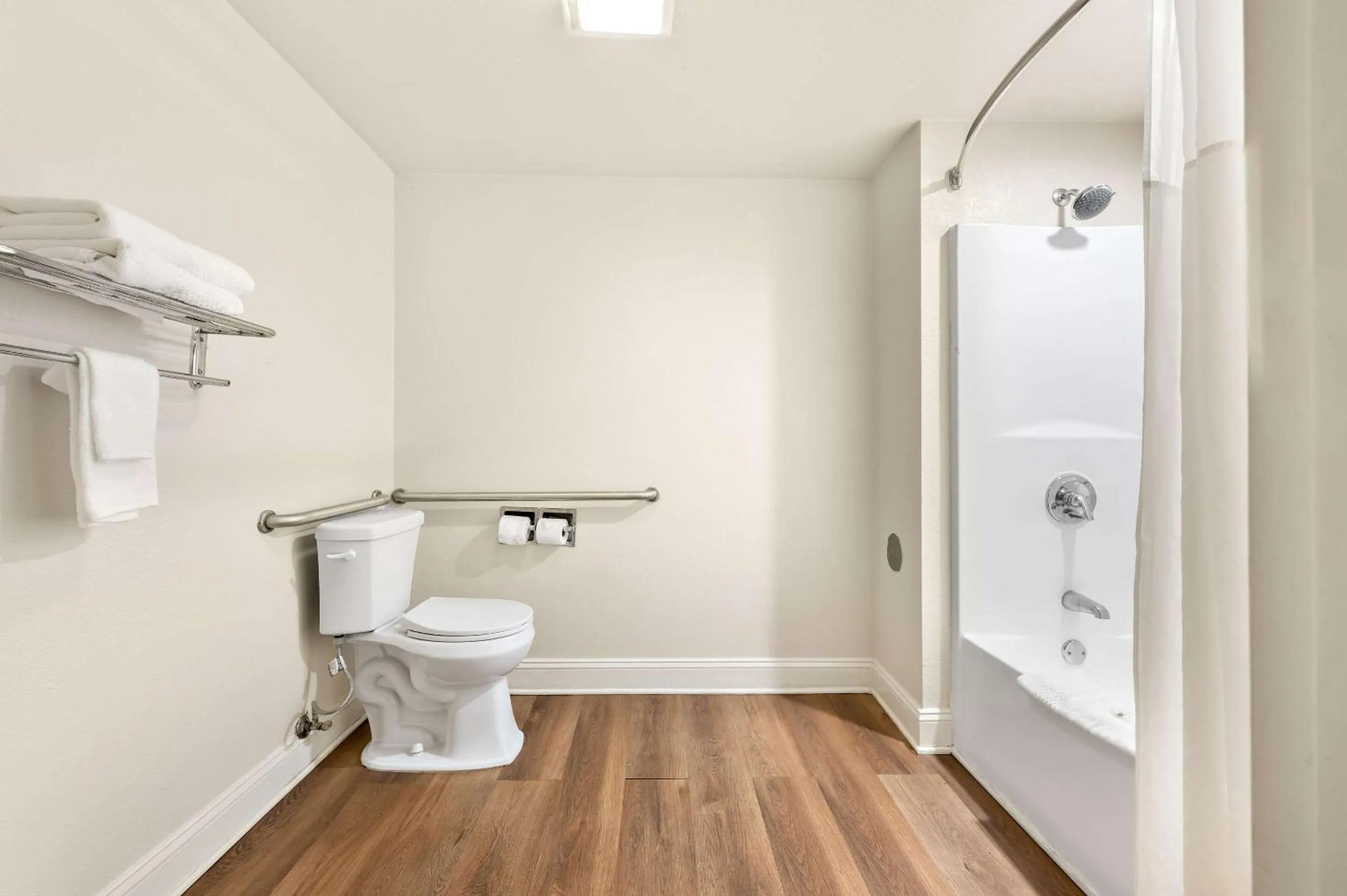 Bedroom in Quality Inn Pelham I-65 exit 246