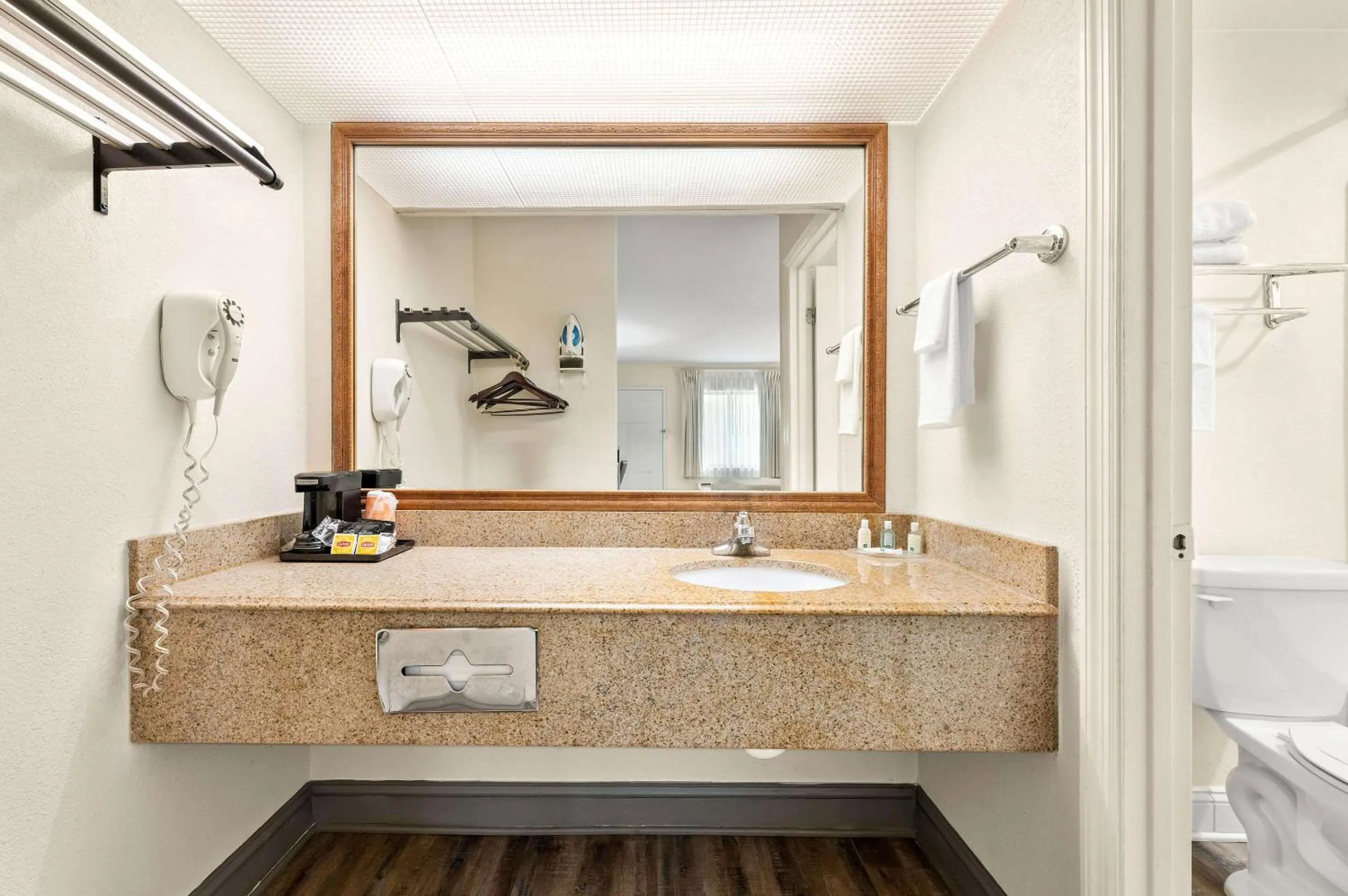 Bedroom in Quality Inn Pelham I-65 exit 246