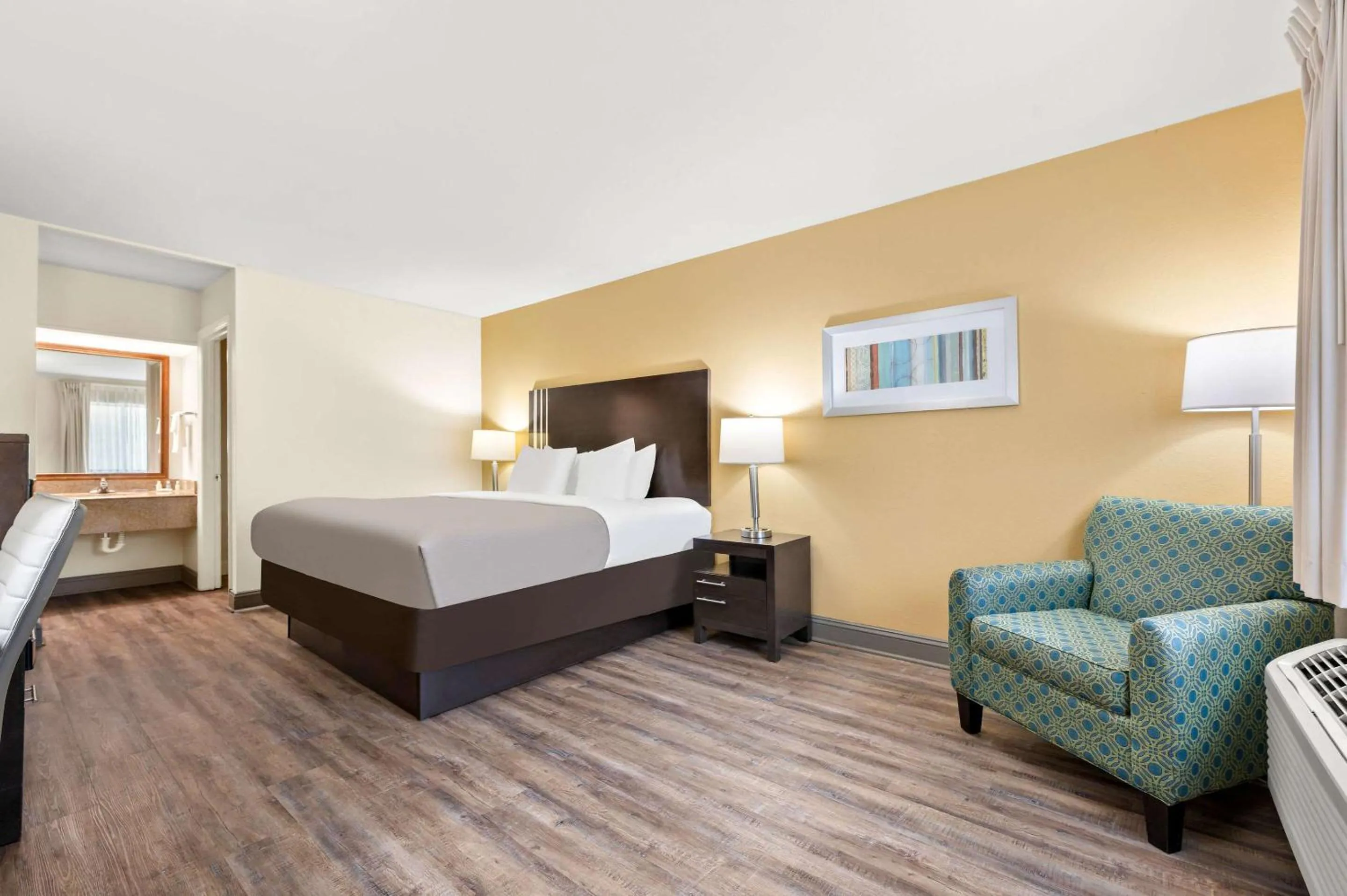 Bedroom, Bed in Quality Inn Pelham I-65 exit 246