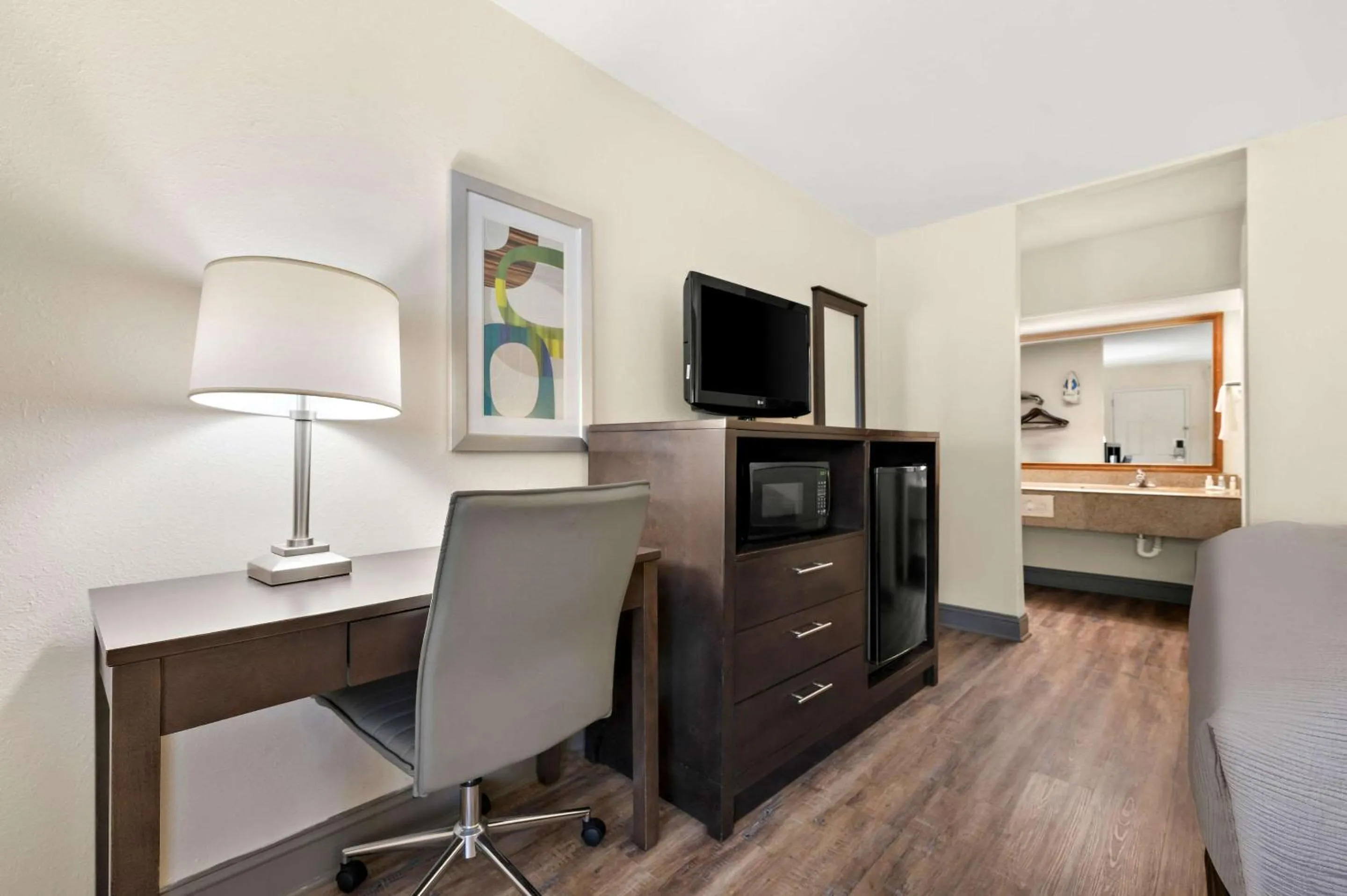 Bedroom in Quality Inn Pelham I-65 exit 246