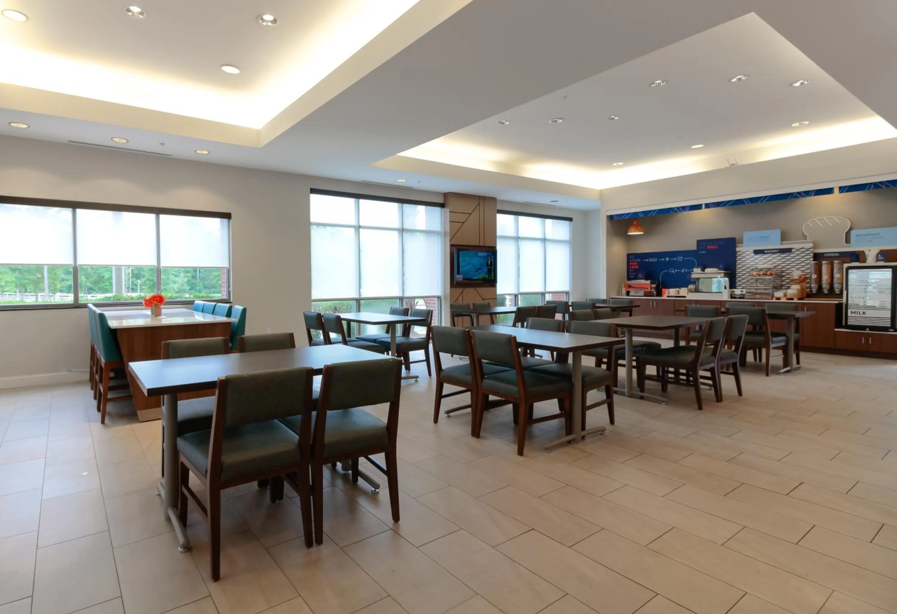 Breakfast in Holiday Inn Express Leland - Wilmington Area by IHG