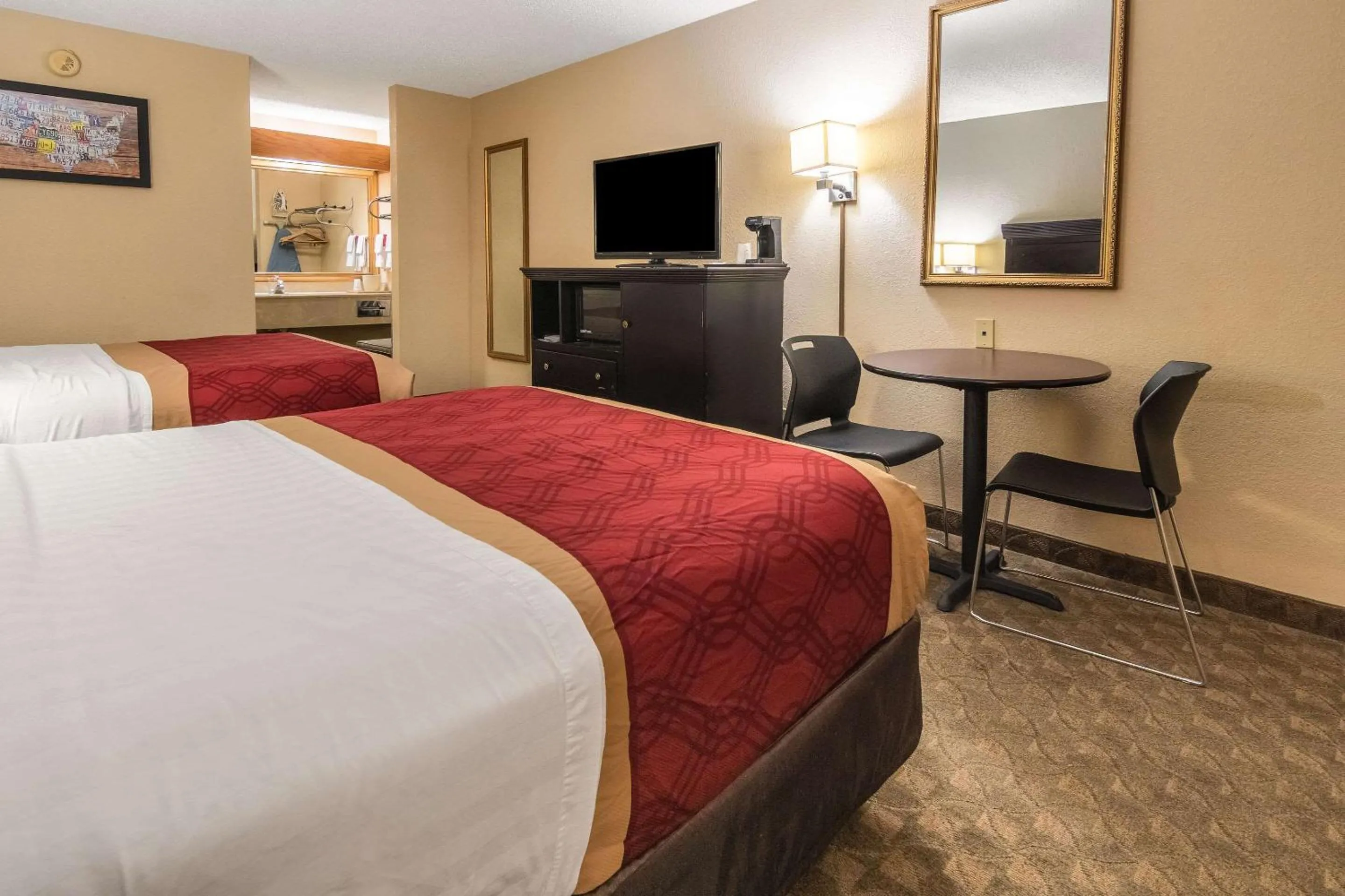 Photo of the whole room, Bed in Econo Lodge Hillsboro I-35