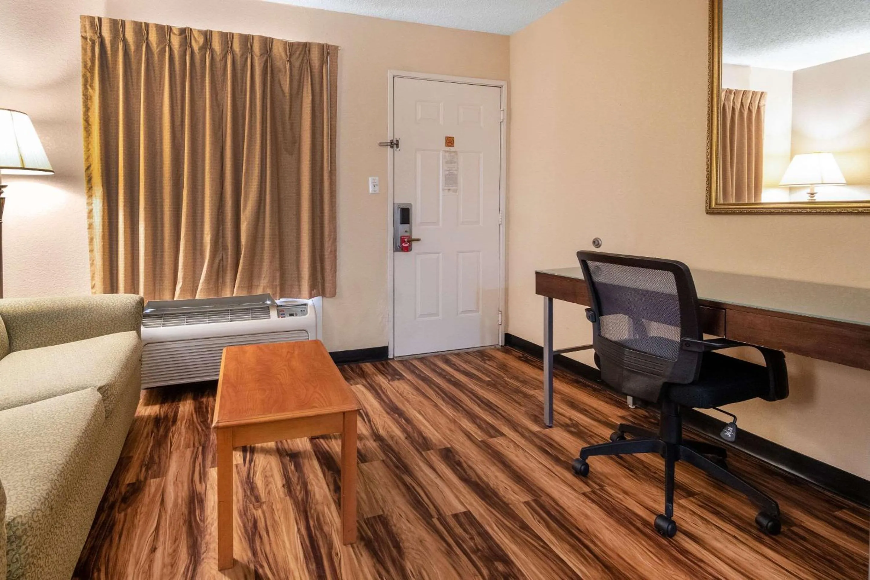 Photo of the whole room in Econo Lodge Hillsboro I-35