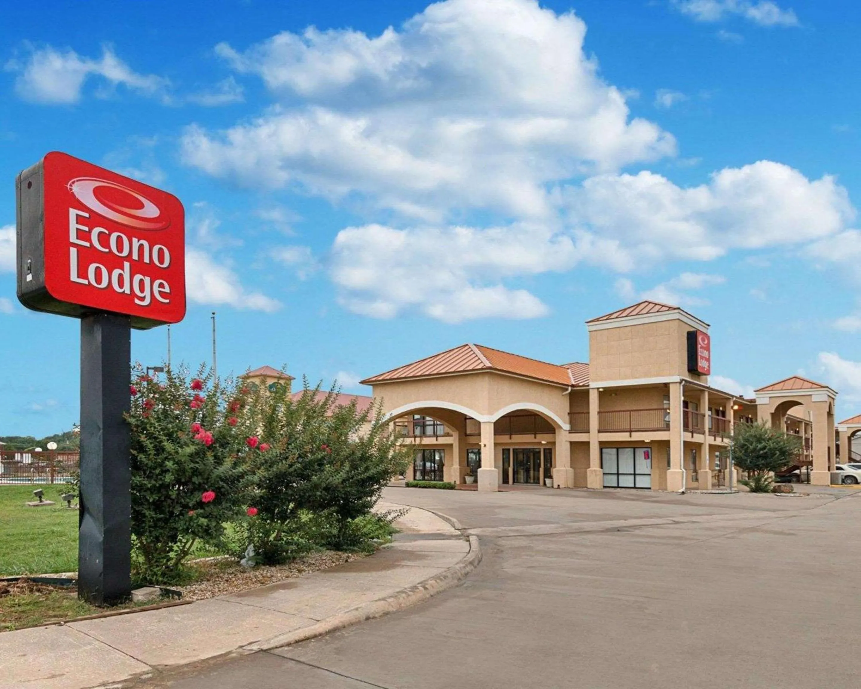 Property building in Econo Lodge Hillsboro I-35