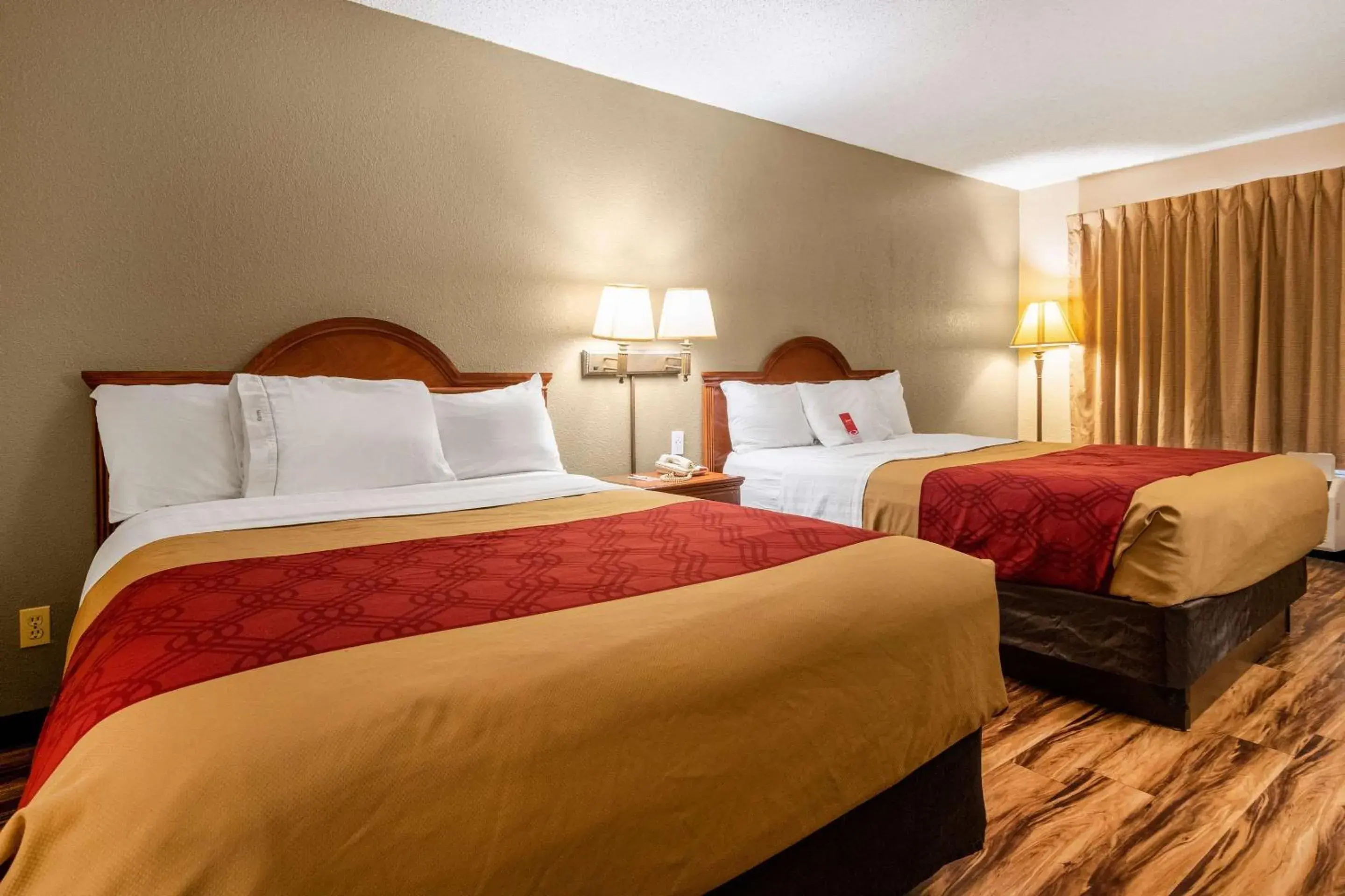 Queen Room with Two Queen Beds - Smoking in Econo Lodge Hillsboro I-35 Queen Room with Two Queen Beds - Smoking in Econo Lodge Hillsboro I-35