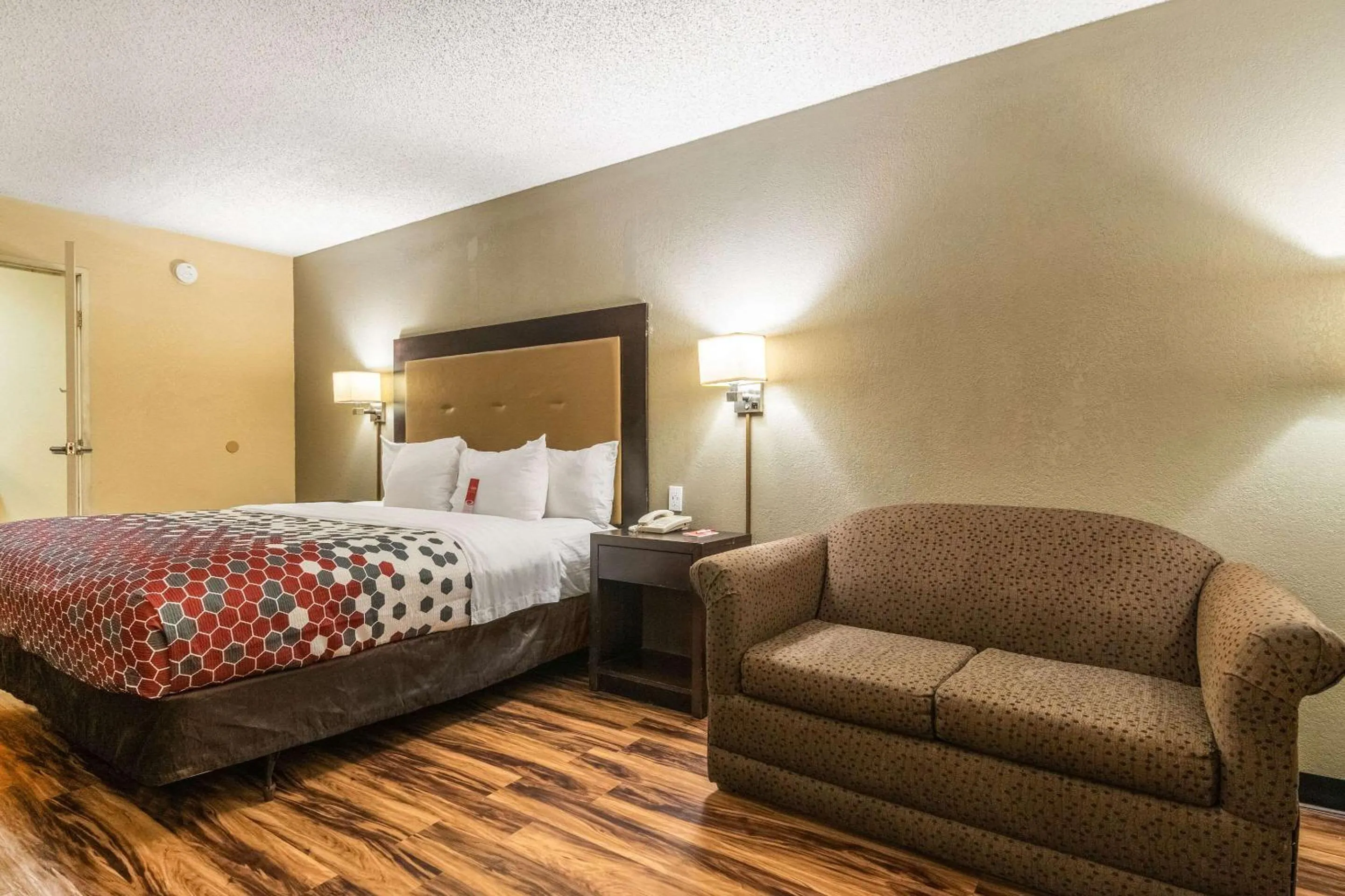 Photo of the whole room, Bed in Econo Lodge Hillsboro I-35
